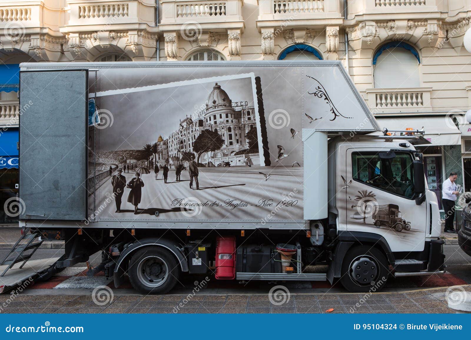 Un Camion De Boite Avec La Decoration De Carte Postale De Vintage Image Stock Editorial Image Du Avec Postale 95104324