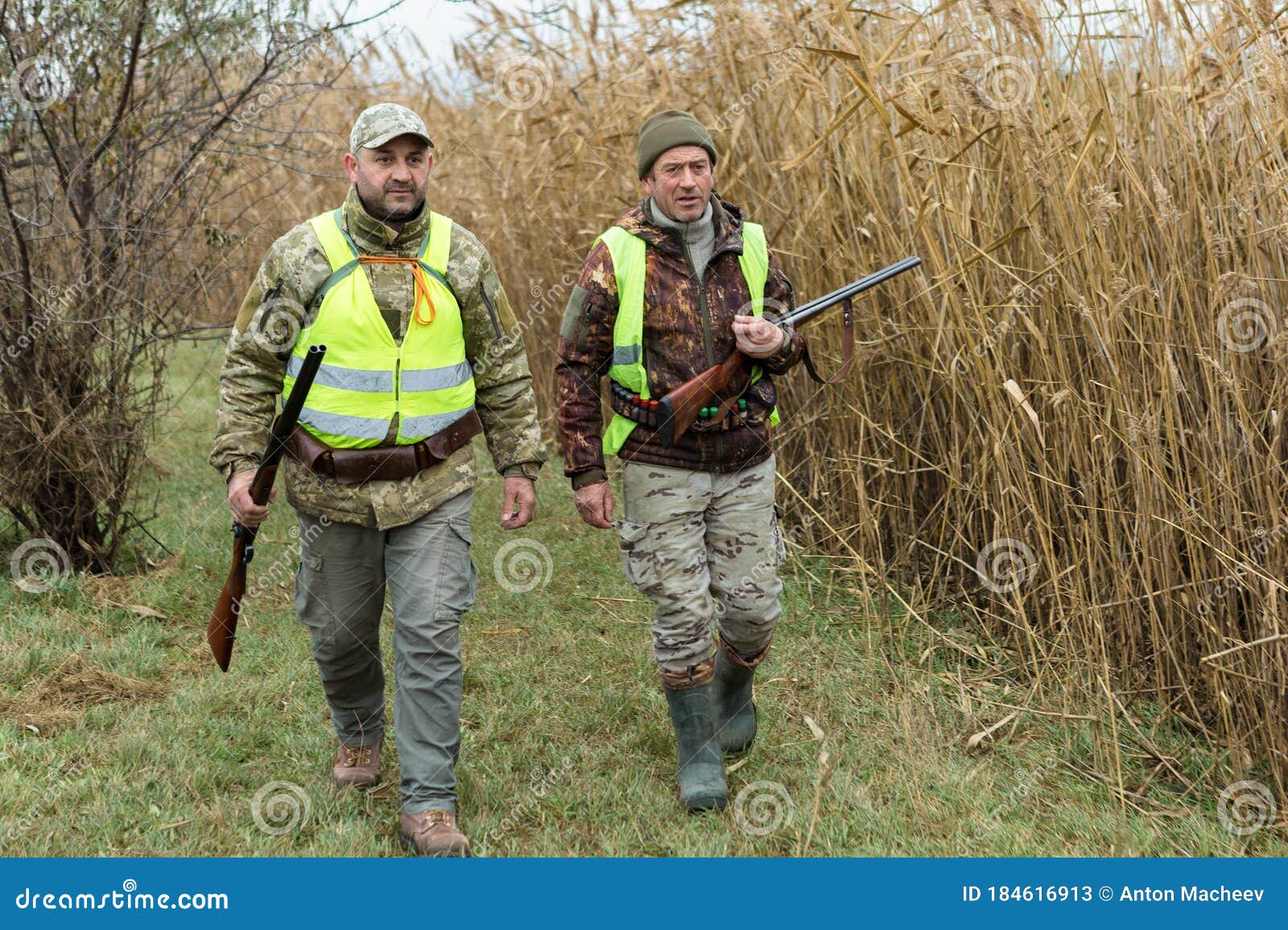 Periodo de caza, temporada de otoño abierta. un cazador con una pistola en  sus manos con ropa de caza en el bosque de otoño en busca de un trofeo. un  hombre está