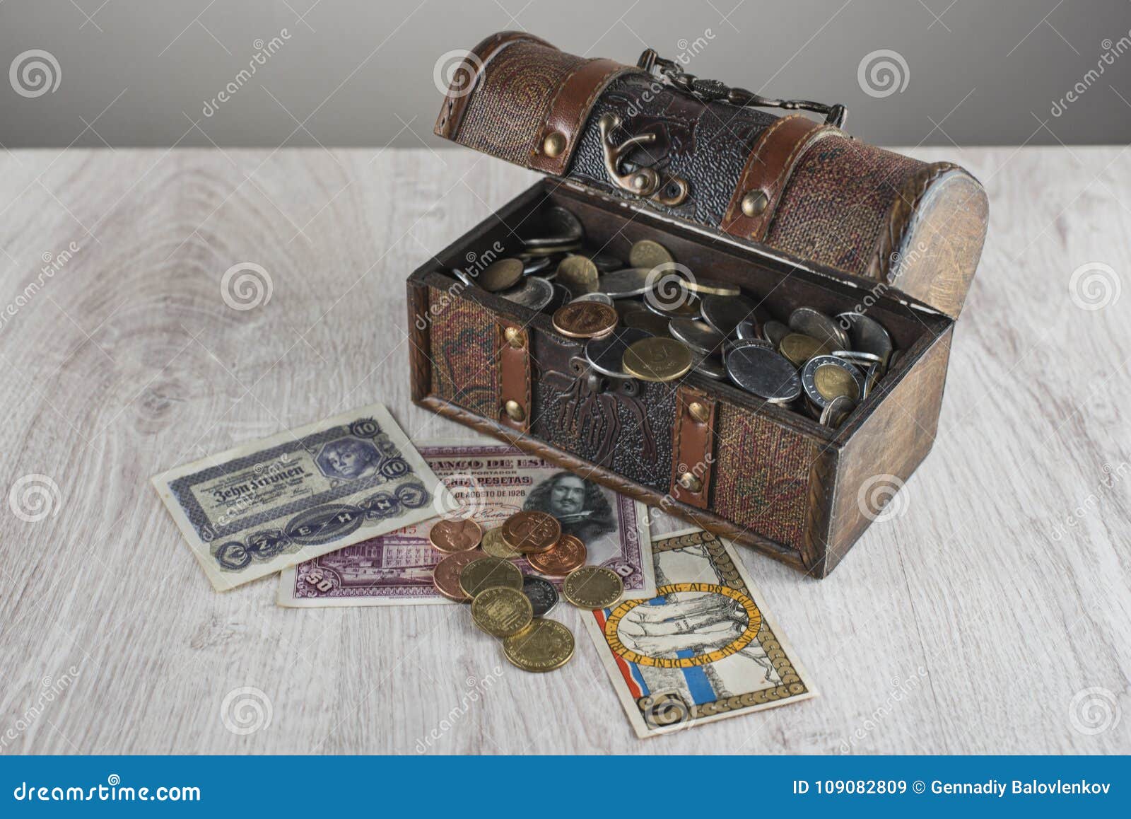 Un Cercueil, Un Coffre Au Trésor Avec Des Pièces De Monnaie Et Vieux Billets  De Banque, Découvertes Rares Le Concept Des Aventuri Image stock - Image du  chasseur, espèces: 109082809