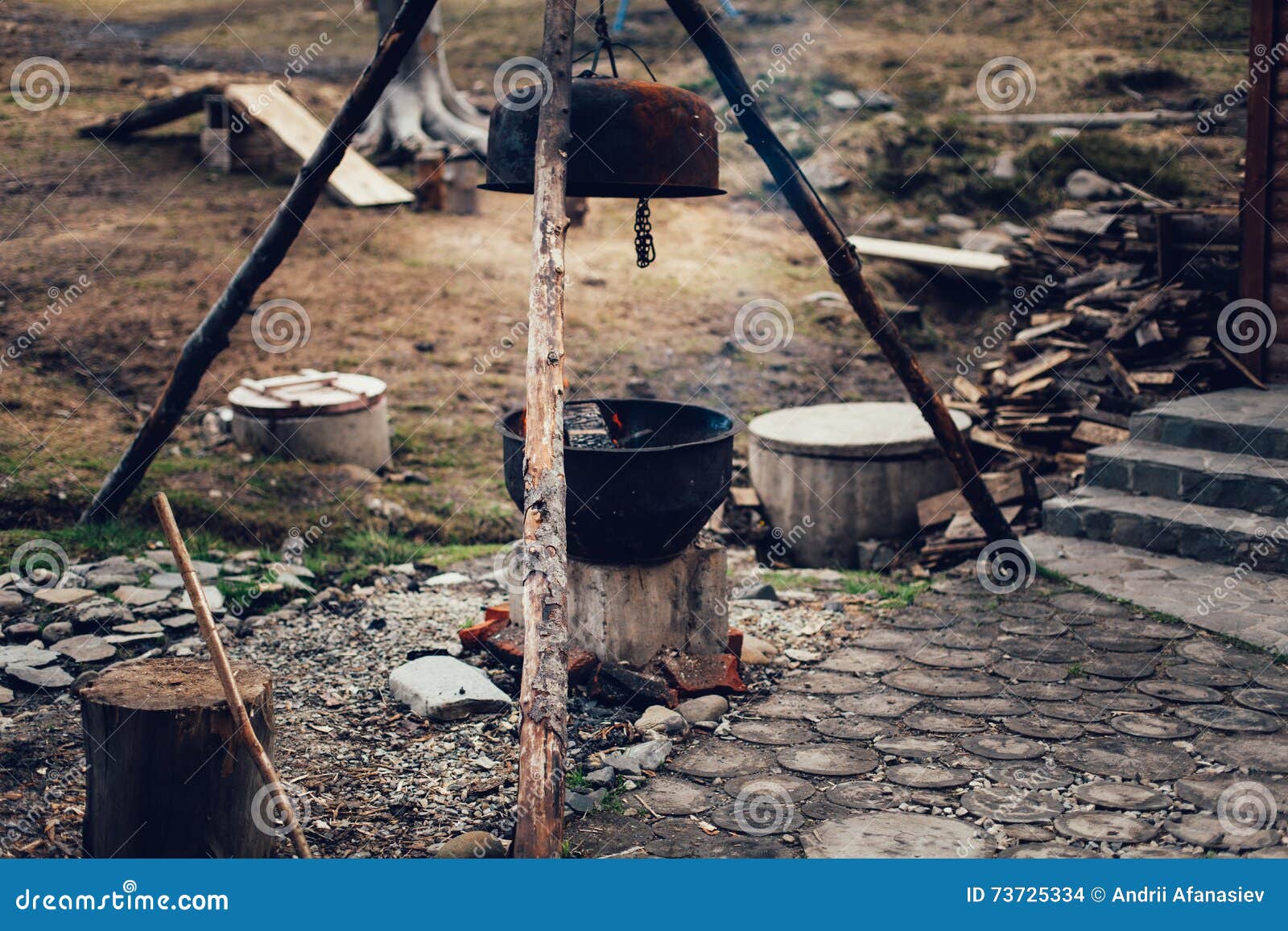 Un chaudron de chaudron aka, une grande bouilloire de pot en métal pour faire cuire ou bouillir au-dessus d'un feu ouvert, ressort