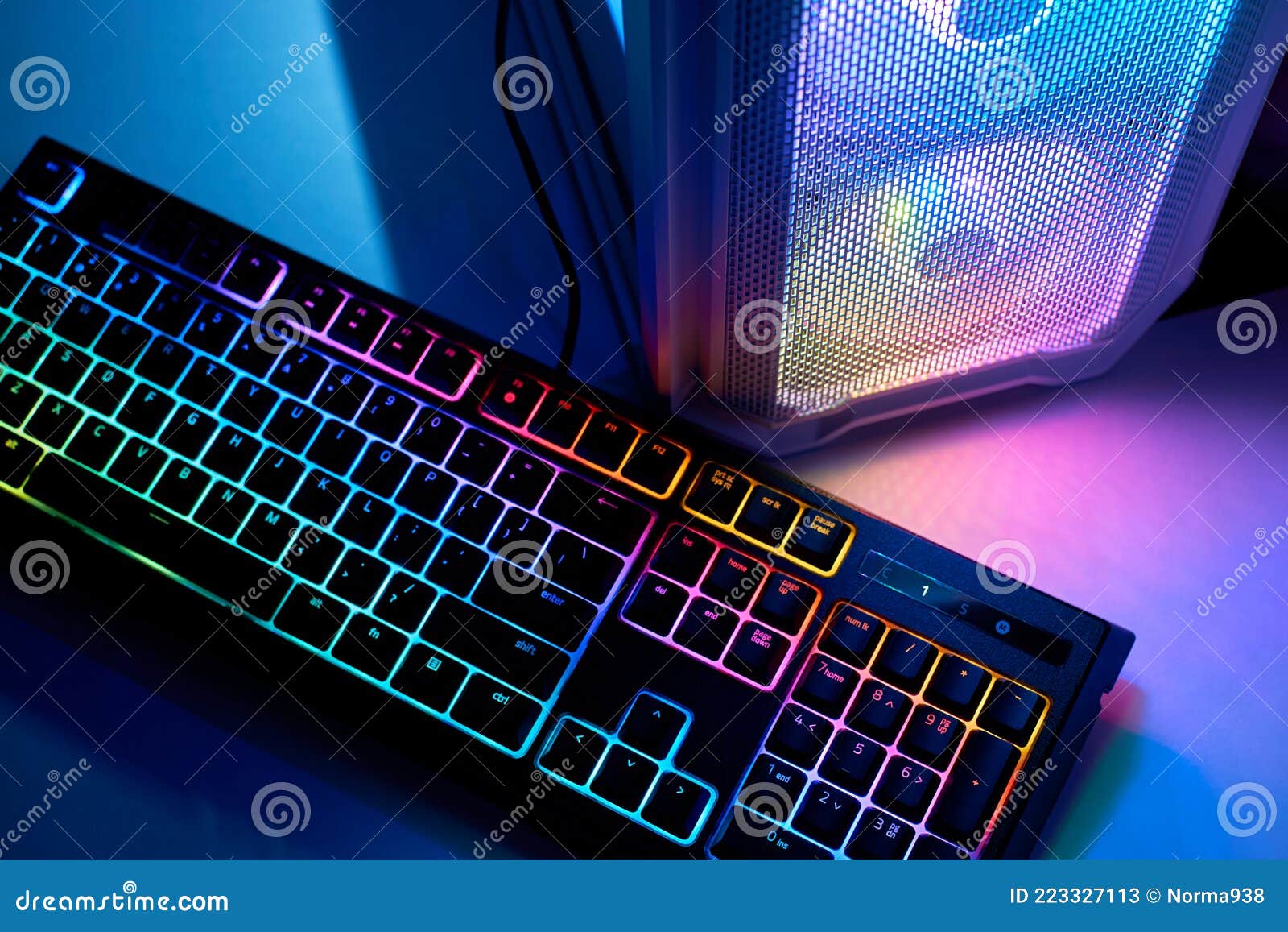 Un Clavier Rétroéclairé Et Un Ordinateur De Jeu Avec Des Lumières