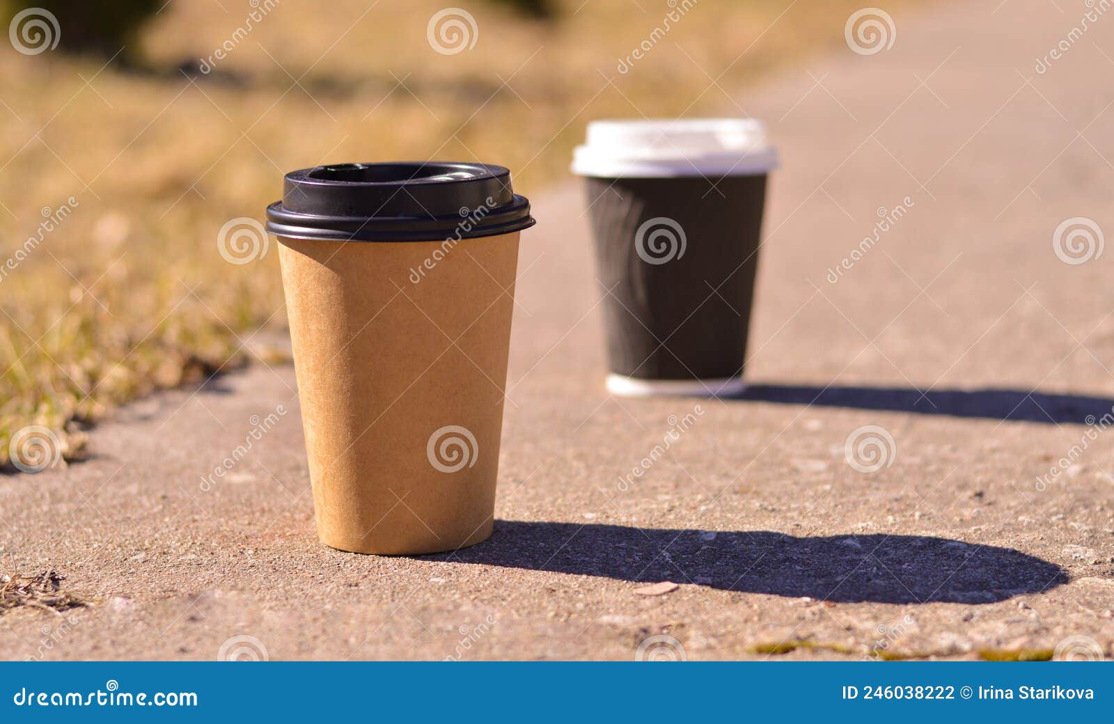 Un Closeup Deux Tasses à Café Jetables En Carton Brun. Un Endroit Pour  Votre Conception D'emballage. Photo stock - Image du caféine, concret:  246038222