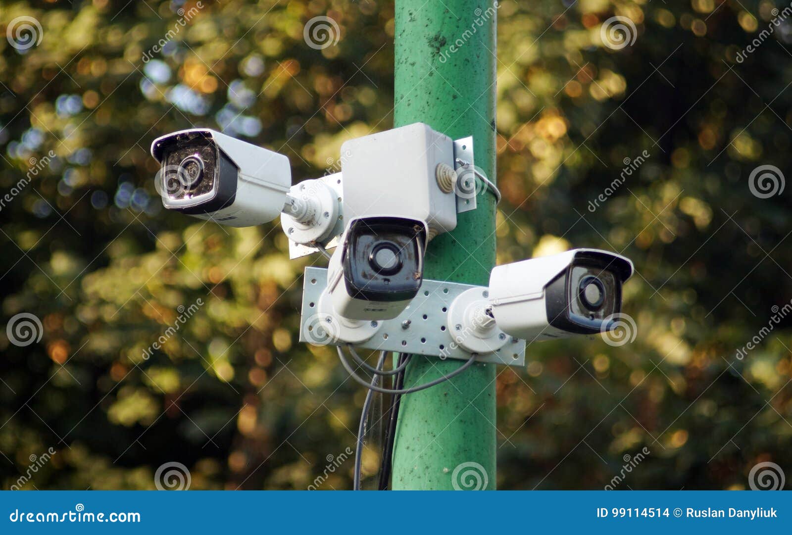 Un Complejo De Cámaras De Vigilancia Al Aire Libre En Un Polo En