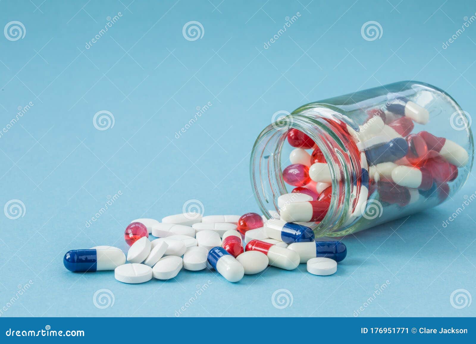 Un Contenitore Capovolto Pieno Di Medicine Immagine Stock - Immagine di  farmacia, fiducia: 176951771