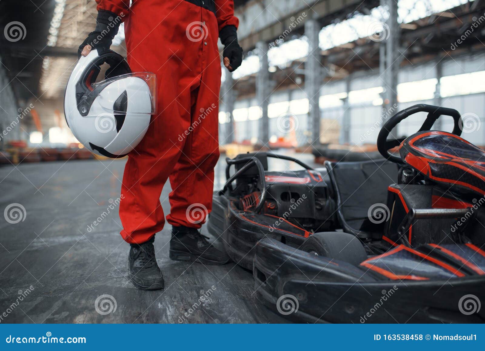 Un Corriere Nel Casco Che Spinge Una Macchina Go-kart, a Karting Fotografia  Stock - Immagine di combustibile, interno: 163538378