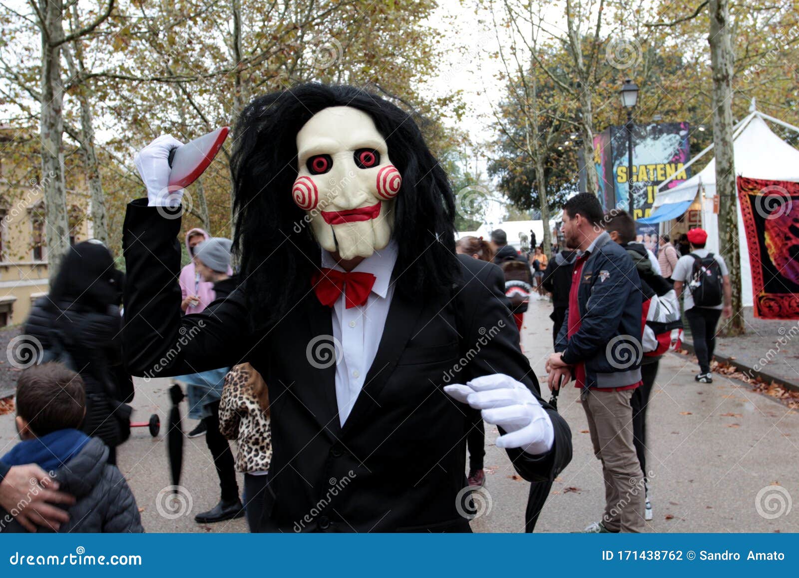 Efectivamente Exactamente Con otras bandas Un Cosplay Usa El Disfraz De Jigsaw De La Película Saw En Lucca Comics &  Games Fotografía editorial - Imagen de exterior, rompecabezas: 171438762