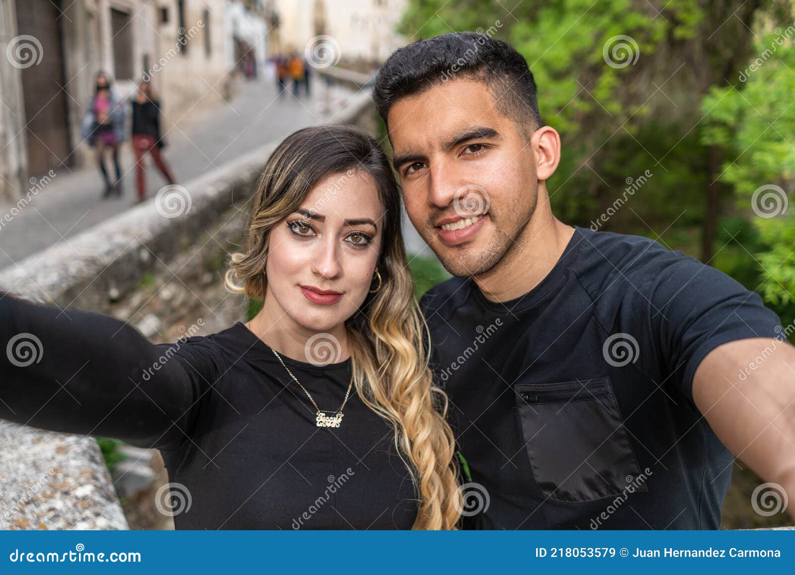 Un Couple Hispanique Amoureux Prend Un Selfie Avec Son Smartphone Image Stock Image Du Rapport 