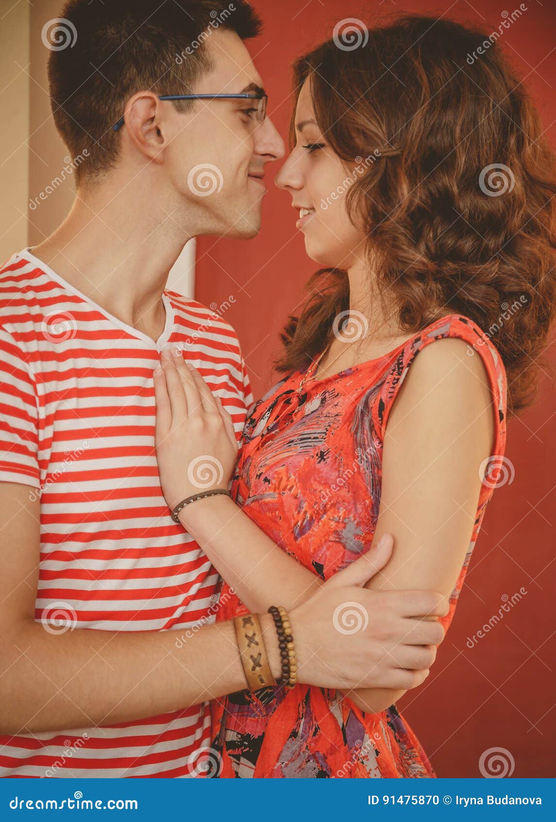 Un Couple Mignon Ensemble Un Moment Avant Un Baiser Embrassement Dhomme Et De Femme Moments De Bonheur Et Joie, Amour Et Tendres Photo stock