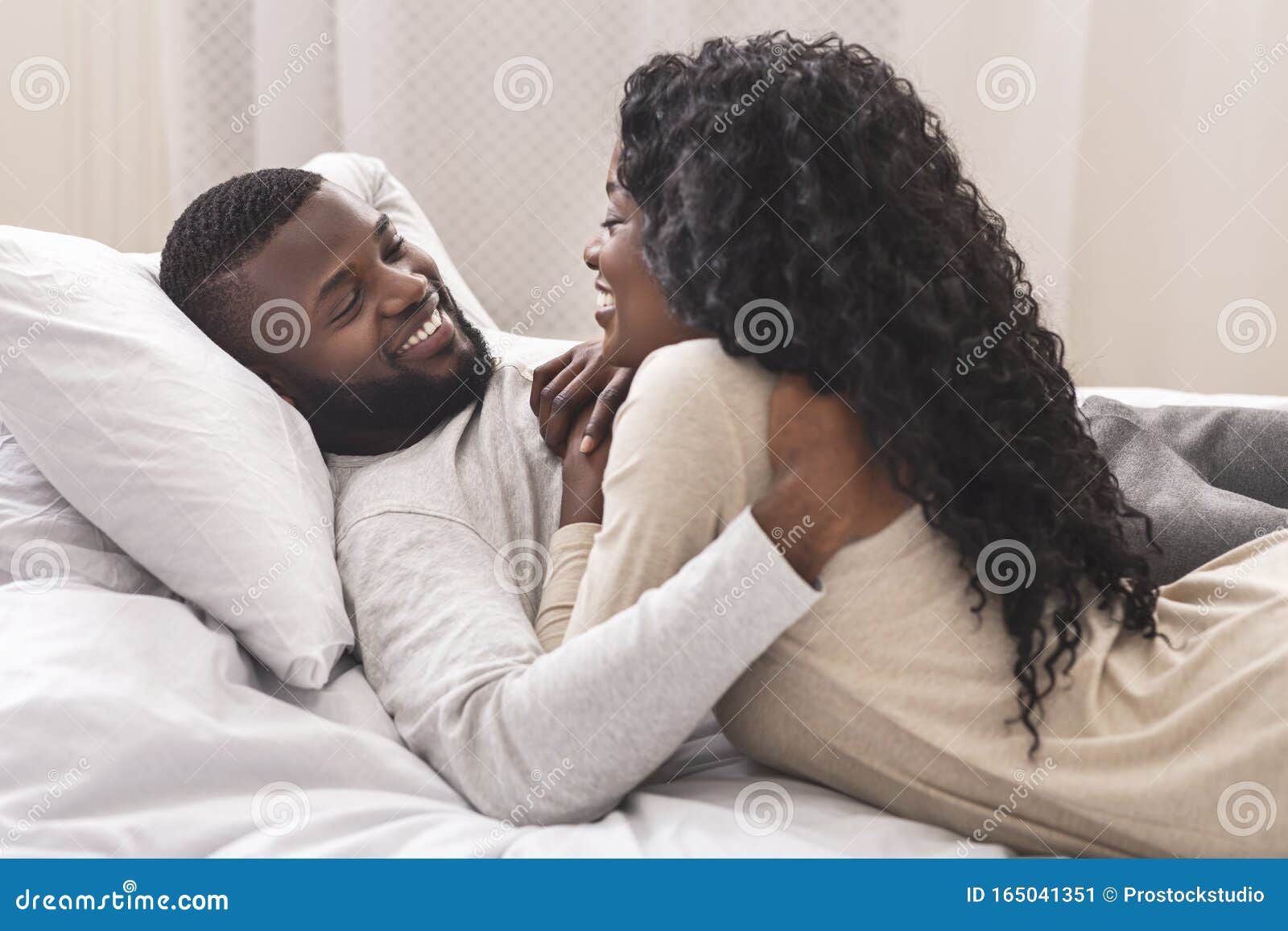 Banque d'images - Amour flirt couple et étreindre dans son lit