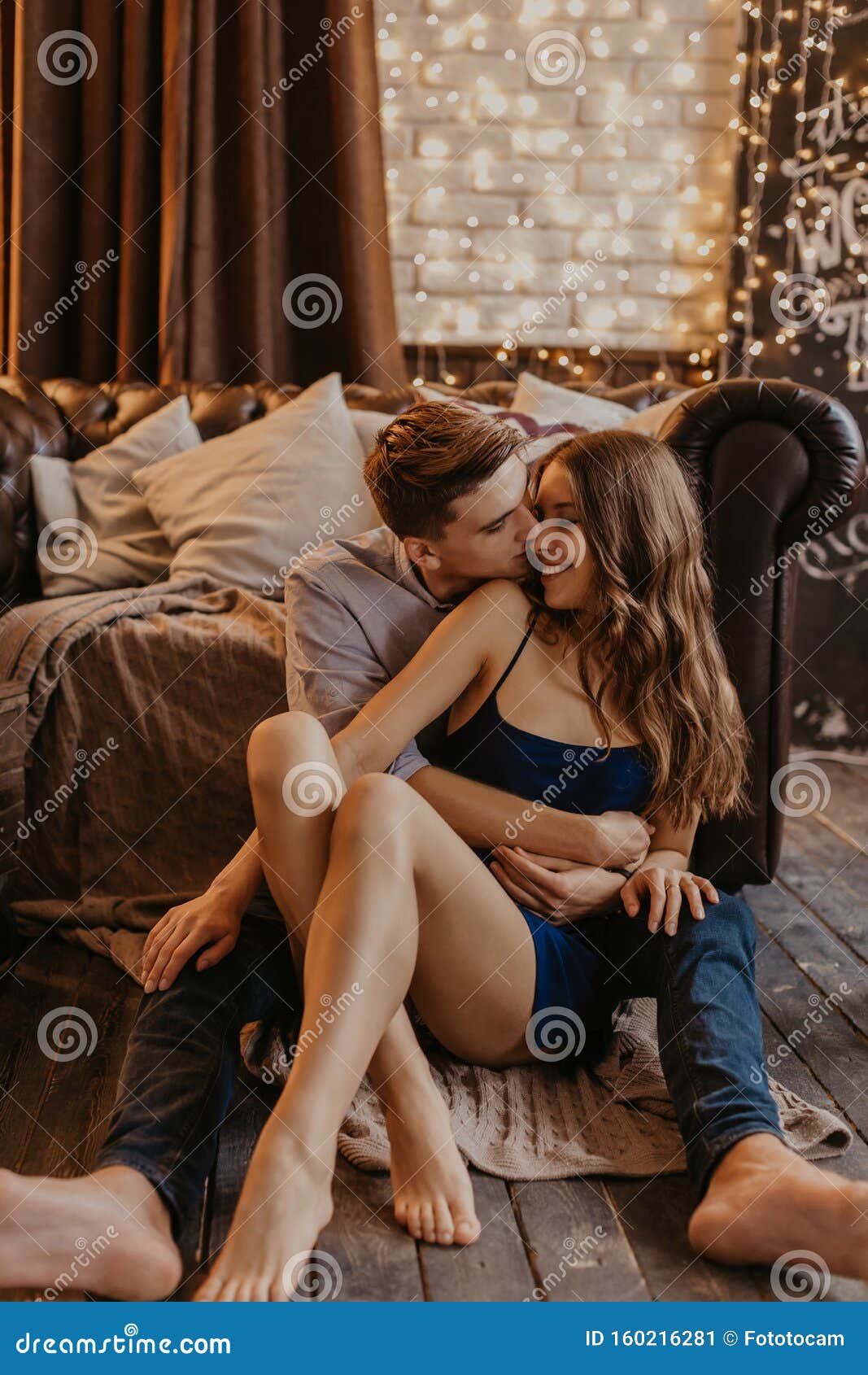 Un Couple Romantique Amoureux Se Sentant Heureux De Leur Romance Passer La Nuit Ensemble Image Image Stock Image Du Heureux Sentant Un Couple Romantique Amoureux Se Sentant Heureux De Leur Romance Passer La Nuit Ensemble Image Image Stock Image Du Heureux Sentant