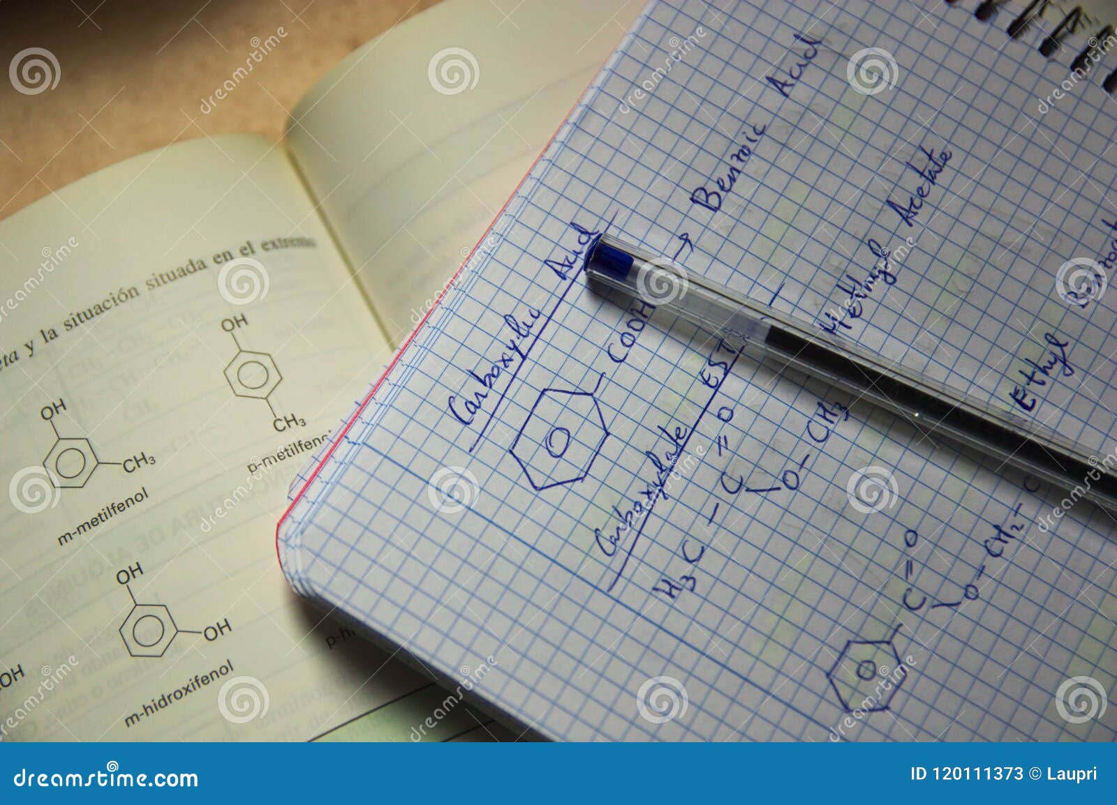 Un Cuaderno Y Un Libro Con Fórmulas La Química Orgánica Imagen de archivo - Imagen de cuadrado, pizarra: