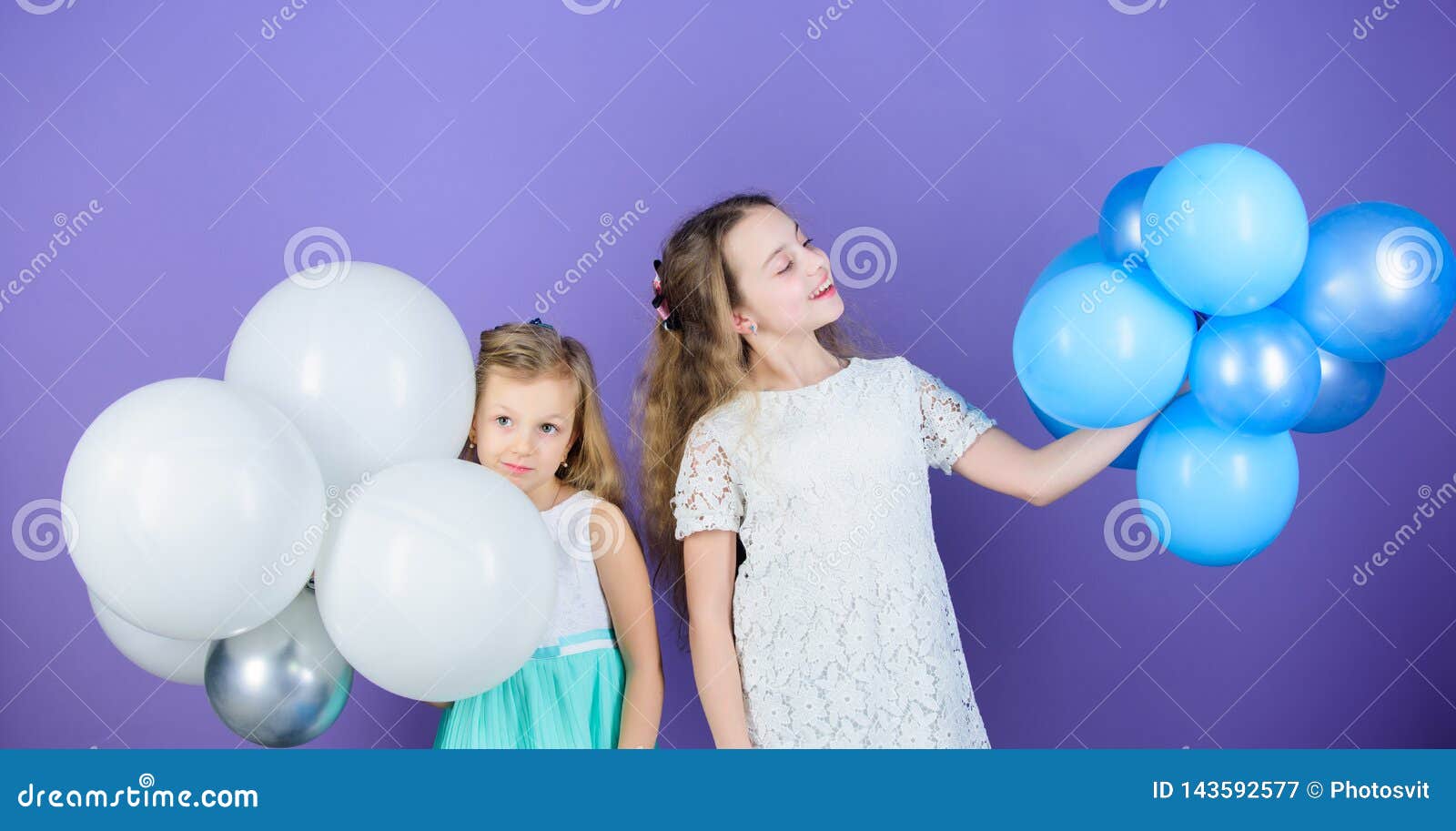 Un Día Asombroso Con Lleno De Diversión Niñas Que Celebran Aniversario Del  Cumpleaños Con Los Balones De Aire Los Niños Adorables Imagen de archivo -  Imagen de hembra, riéndose: 143592577