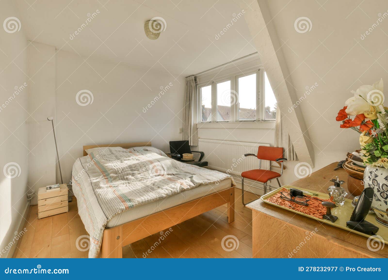 Un dormitorio con una cama y una silla en la esquina.