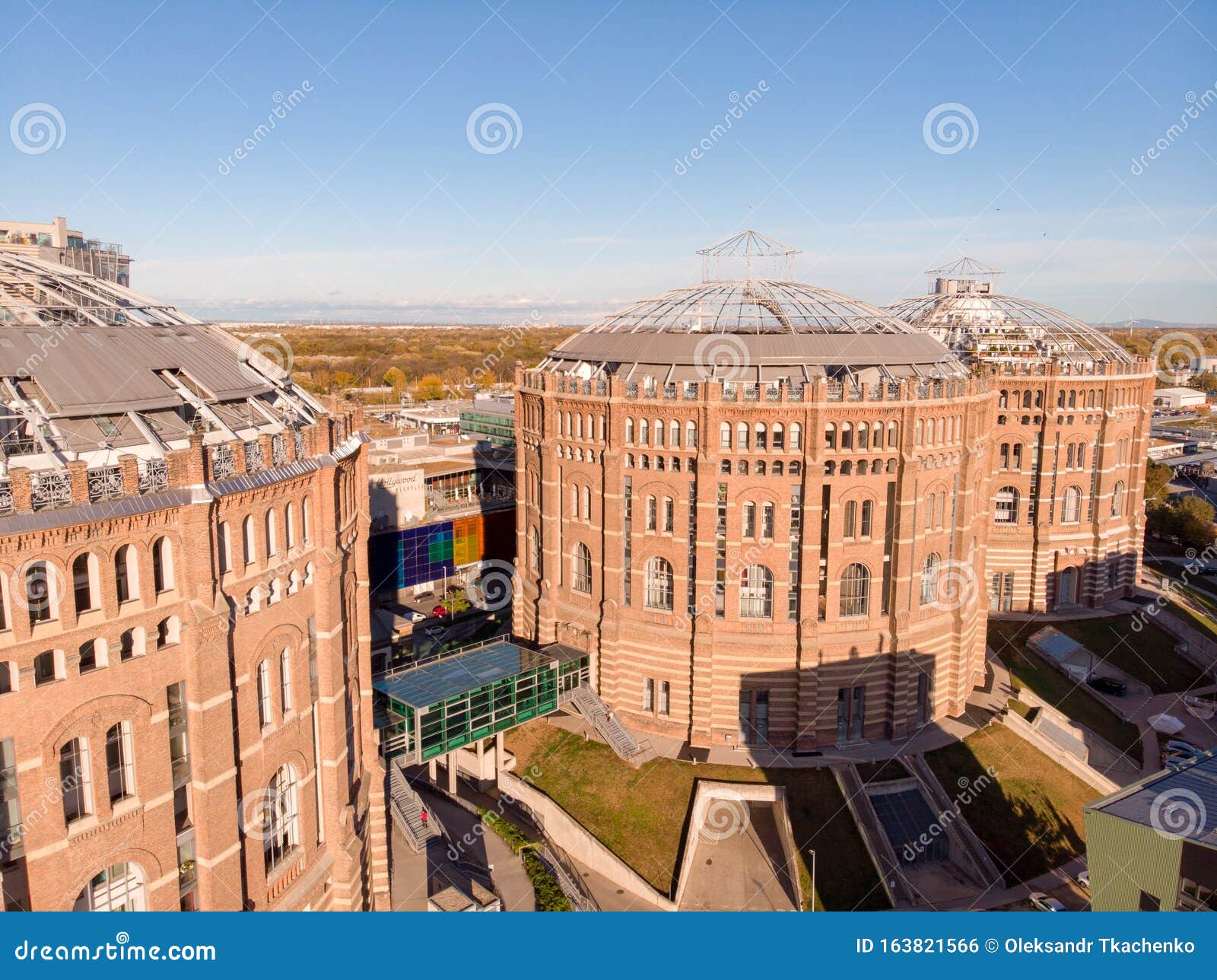 Un Drone Aerien Tire D En Haut Des Batiments Du Vieux Gasometre A Vienne Utilise Comme Des Etourdissements C Est Une Salle De Mu Photo Editorial Image Du Dortoir Centre