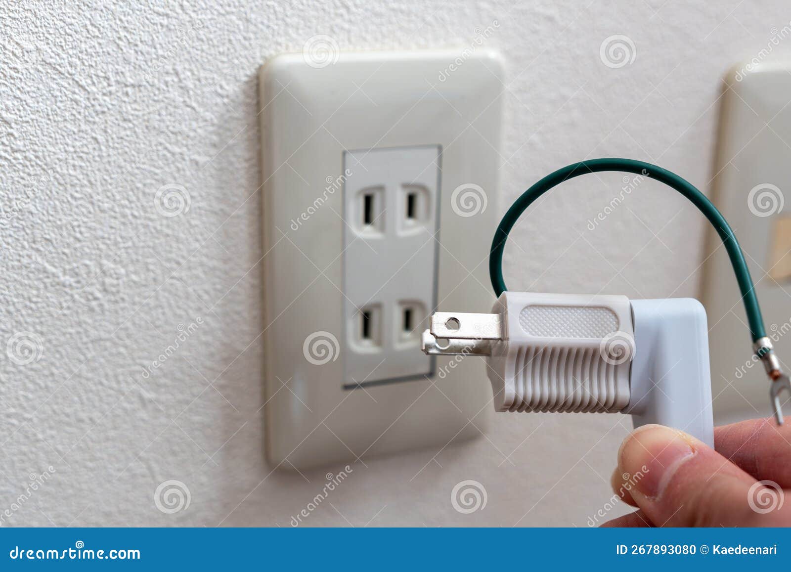 Un Enchufe De Pared Japonés Sin Poste Terrestre. Enchufe De Alimentación  Conectado a Un Adaptador. Foto de archivo - Imagen de casero, adaptador:  267893080