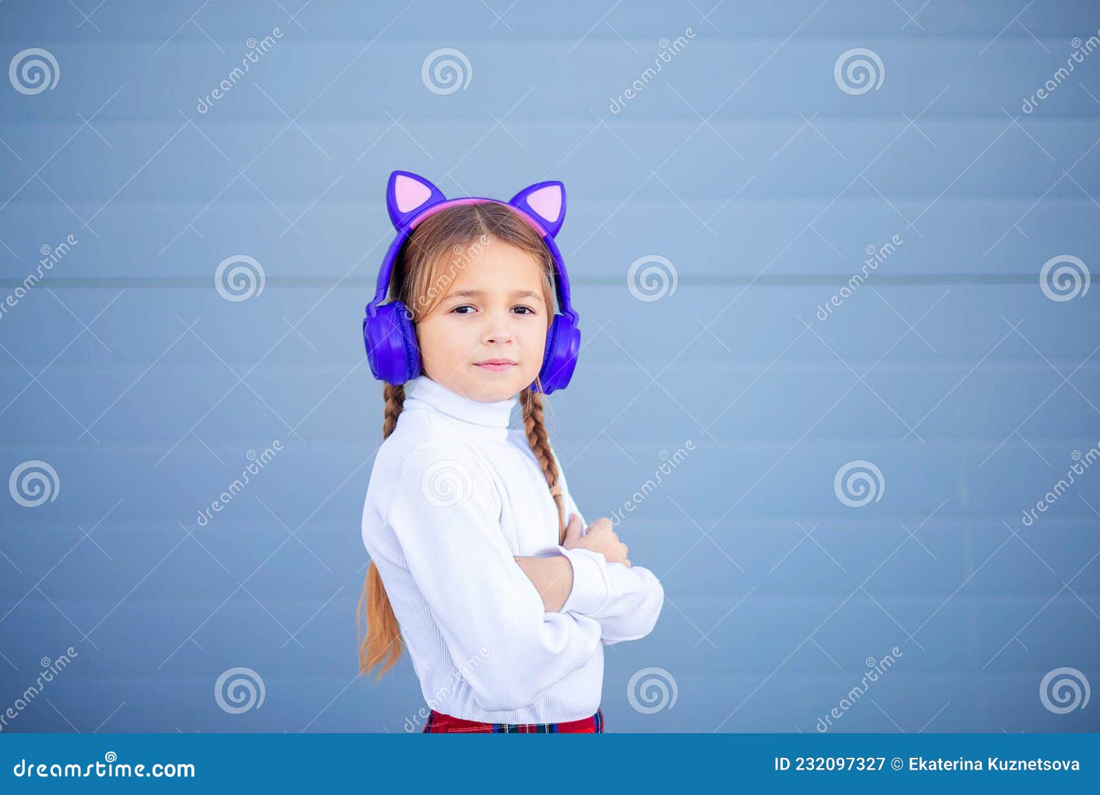 Un Enfant Un écolier écoute De La Musique Dans Des écouteurs Lumineux Sans  Fil. Casque Bluetooth Moderne Image stock - Image du pourpré, appréciez:  232097327