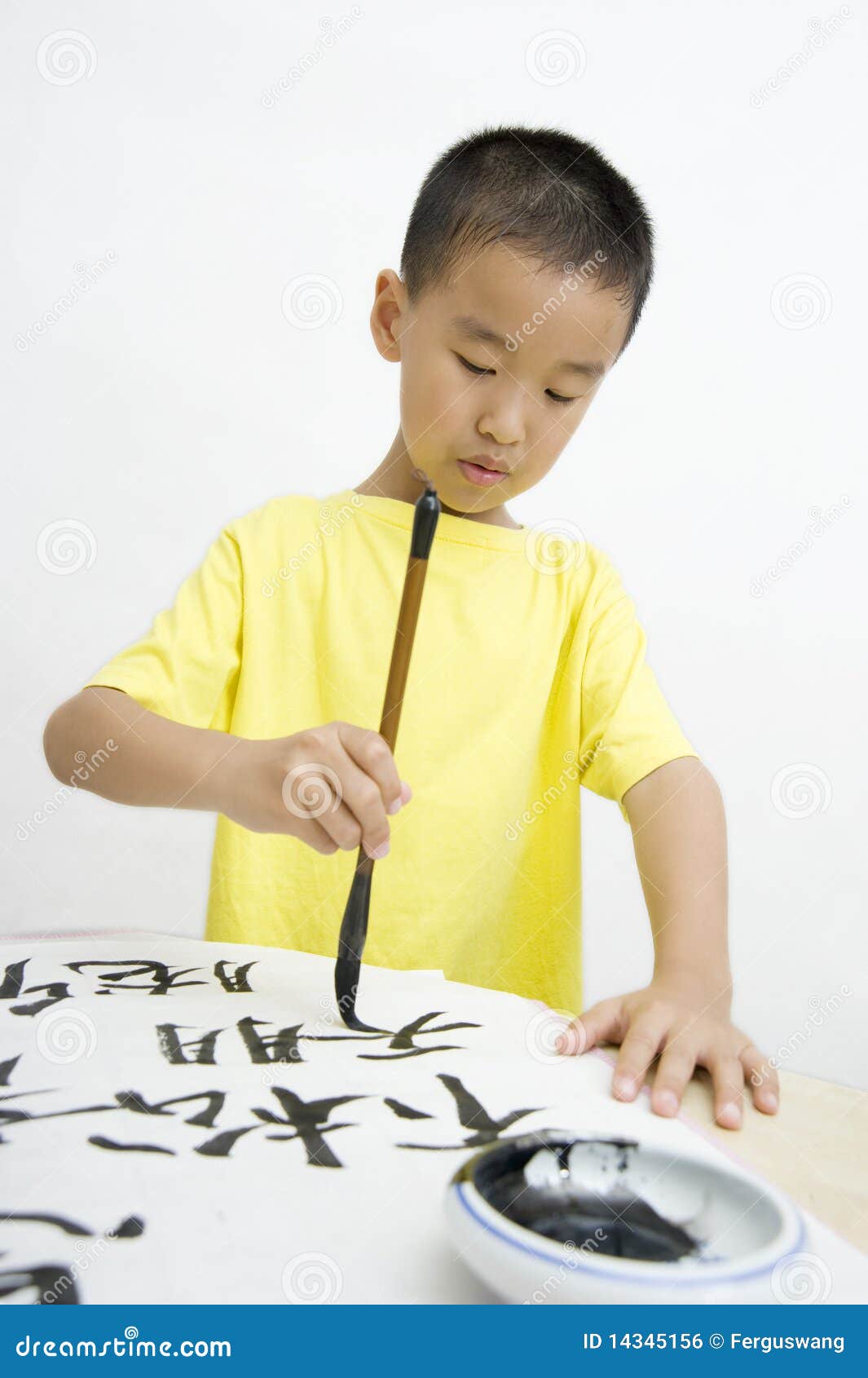 Un Enfant écrivant La Calligraphie Chinoise Photo stock - Image du