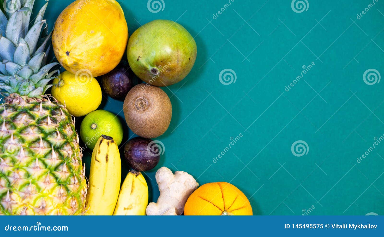 Un Ensemble De Fruits Fruit Est Du Cote Gauche Et Un Espace Libre Du Cote Droit Fond Vert Image Stock Image Du Libre Espace Un Ensemble De Fruits Fruit Est Du Cote Gauche Et Un Espace Libre Du Cote Droit Fond Vert Image Stock Image Du Libre Espace