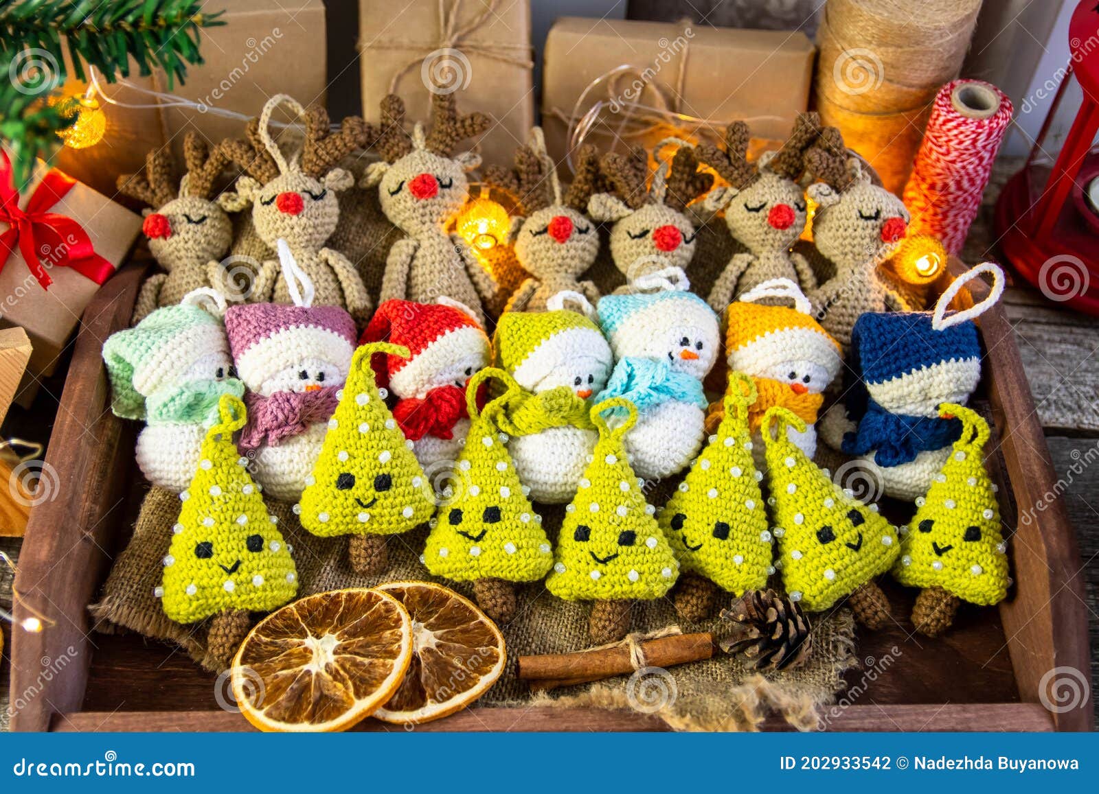 Un Ensemble De Jouets Faits Main D'arbre De Noël Faits Du Crochet Dans Un  Plateau En Bois Avec L'allemand. Style Champêtre Photo stock - Image du  métier, décoration: 202933542