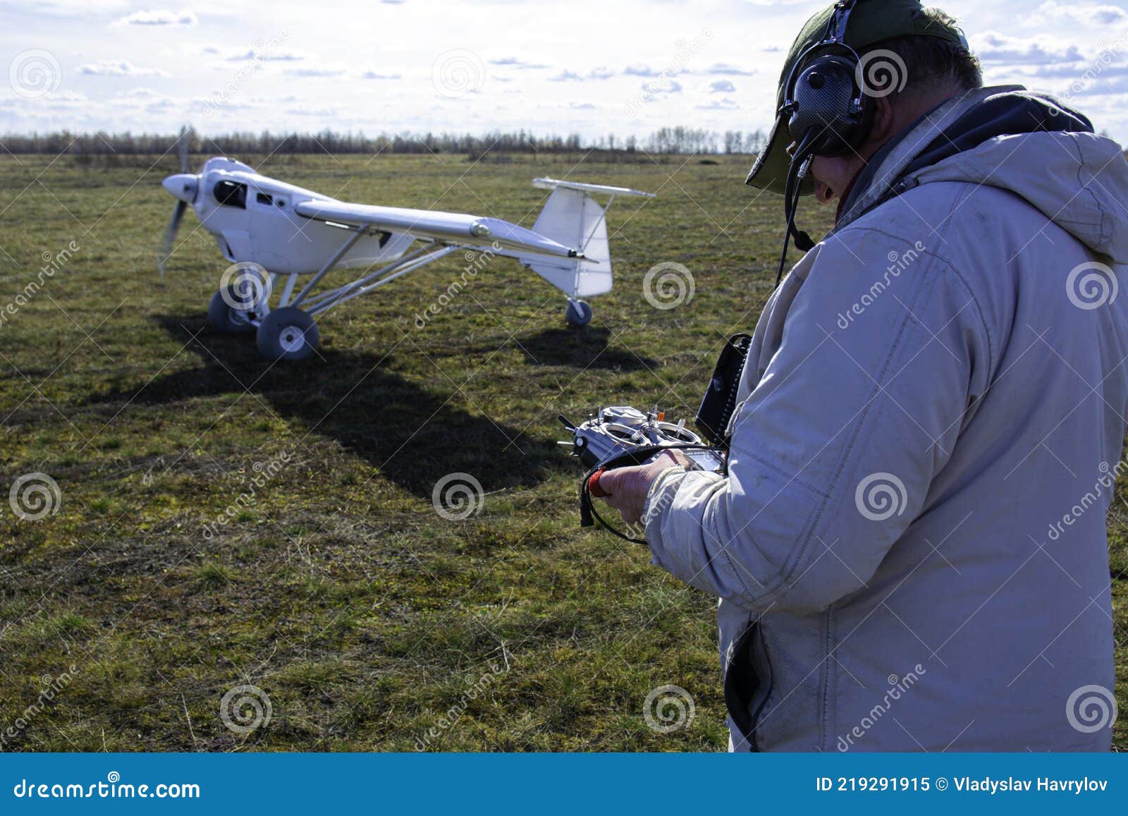 Un Exploitant Avec Un Avion Sans Pilote Sur La Piste Image éditorial -  Image du ville, obliger: 219291915