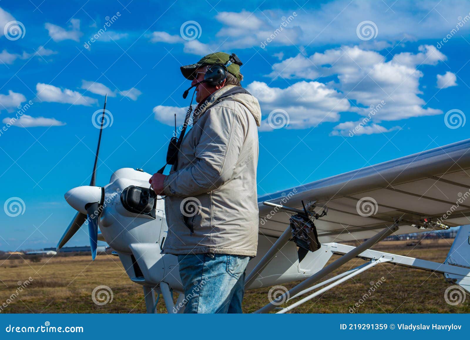 Un Exploitant Avec Un Avion Sans Pilote Sur La Piste Image stock éditorial  - Image du secteur, combat: 219291359