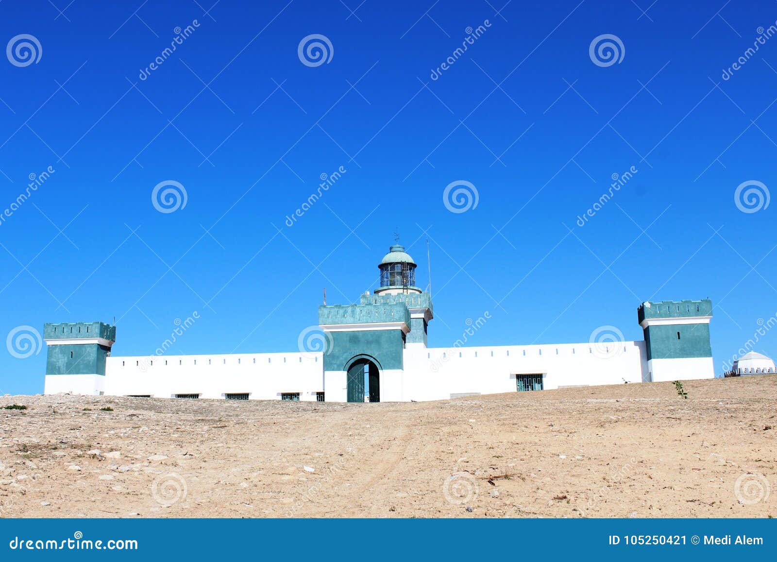 Un faro molto vecchio vicino all'oceano. Uno di più vecchi fari nel Marocco e Nord Africa