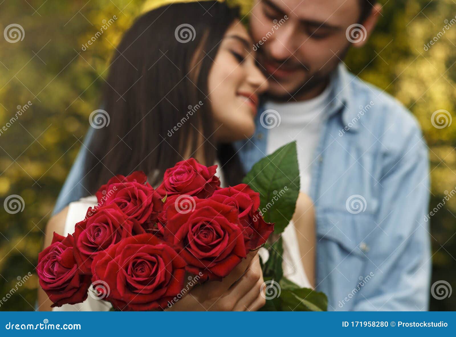 Fidanzata che presenta un regalo al suo fidanzato al chiuso, spazio per il  testo. Festa di San Valentino Foto stock - Alamy