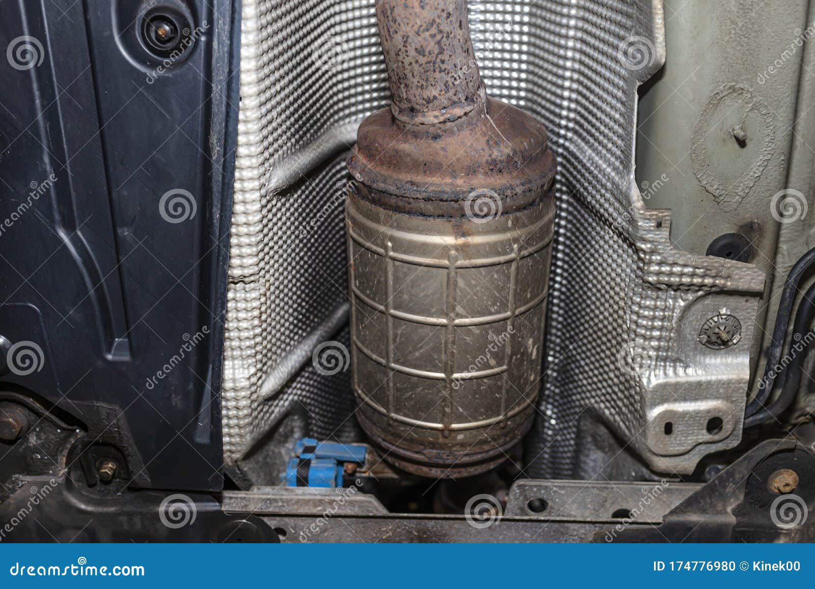 Un Filtre à Particules Diesel Dans Le Système D'échappement Dans Une  Voiture Sur Un Ascenseur Dans Un Atelier De Voitures Vu D'en Photo stock -  Image du catalyseur, véhicule: 174776980