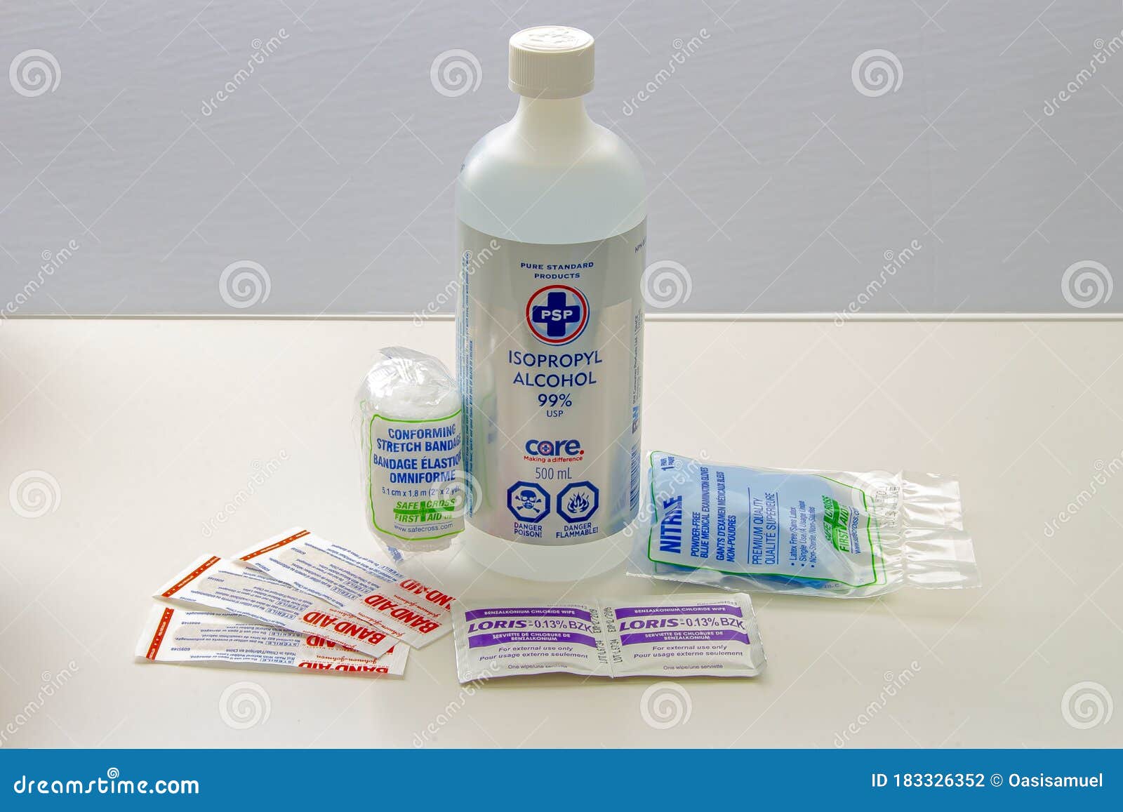 Un Frasco De 99 Usp De Alcohol Isopropilico De Psp Con Articulos Del Kit De Primeros Auxilios Sobre Una Mesa Blanca Fotografia Editorial Imagen De Laboratorio Travieso