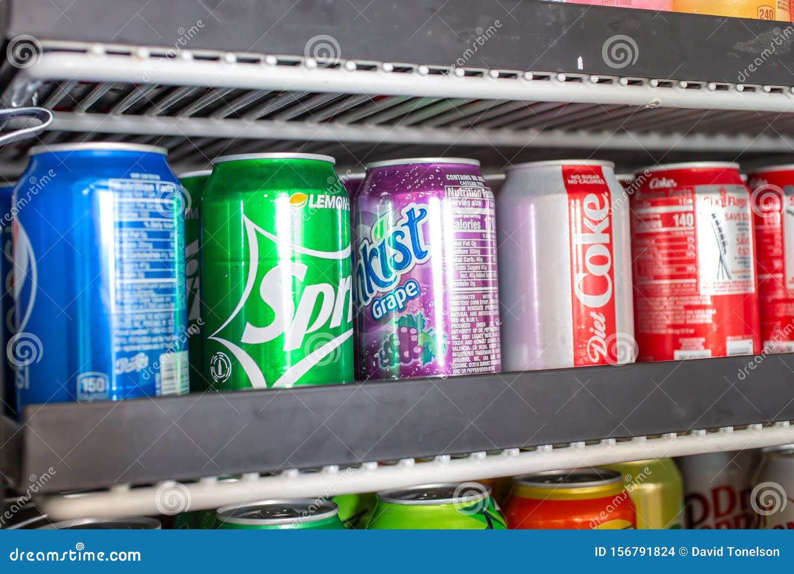 Un Frigo Rempli De Canettes De Soda Image stock éditorial - Image du  saveur, carbonatation: 156791824