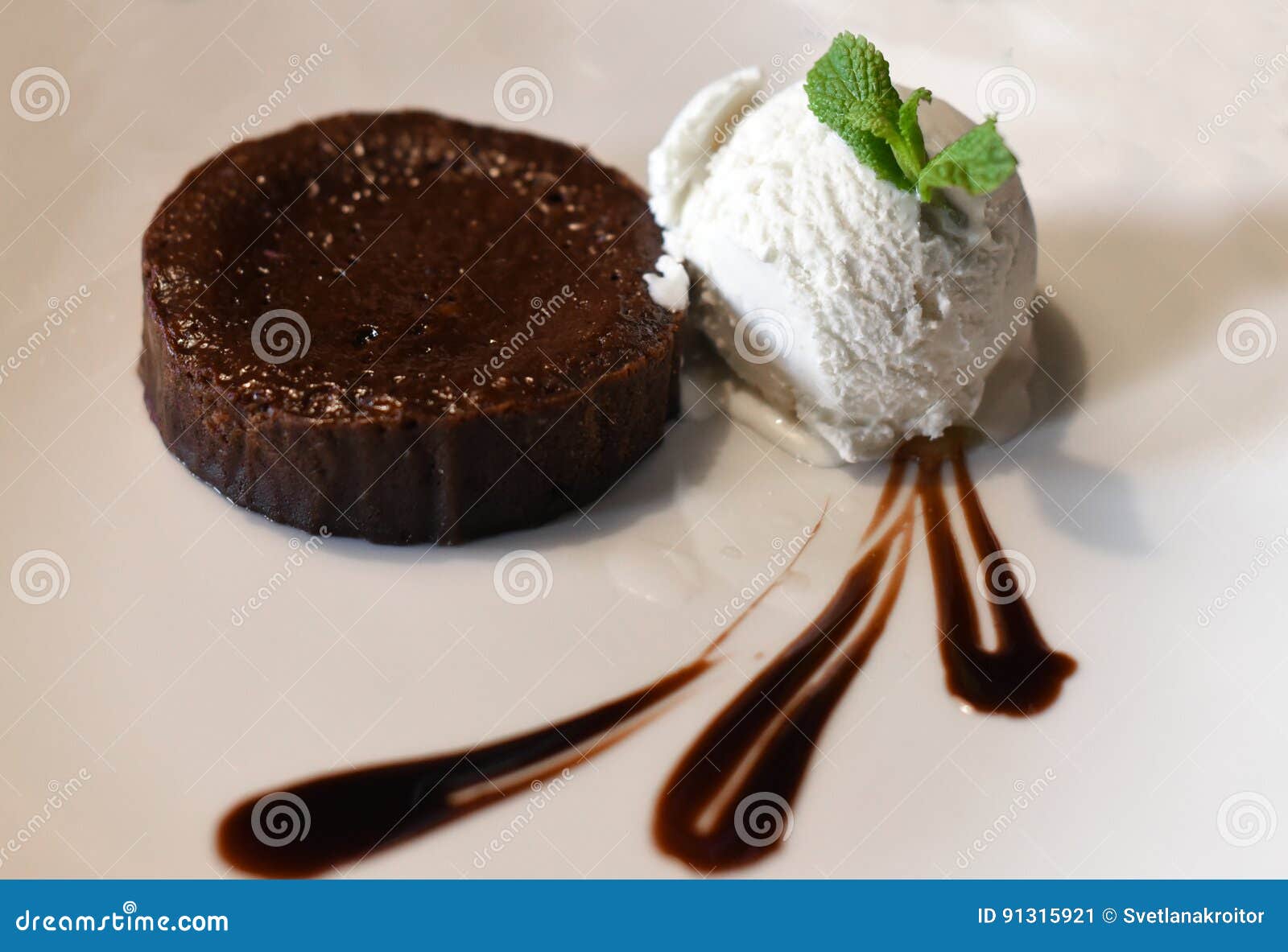 Un Gateau De Fondant De Chocolat Avec Une Boule De Glace A La Vanille D Un Plat Blanc Decore Du Chocolat Liquide Image Stock Image Du Brun Monnayage Un Gateau De Fondant De Chocolat Avec Une Boule De Glace A La Vanille D Un Plat Blanc Decore Du Chocolat Liquide Image Stock Image Du Brun Monnayage