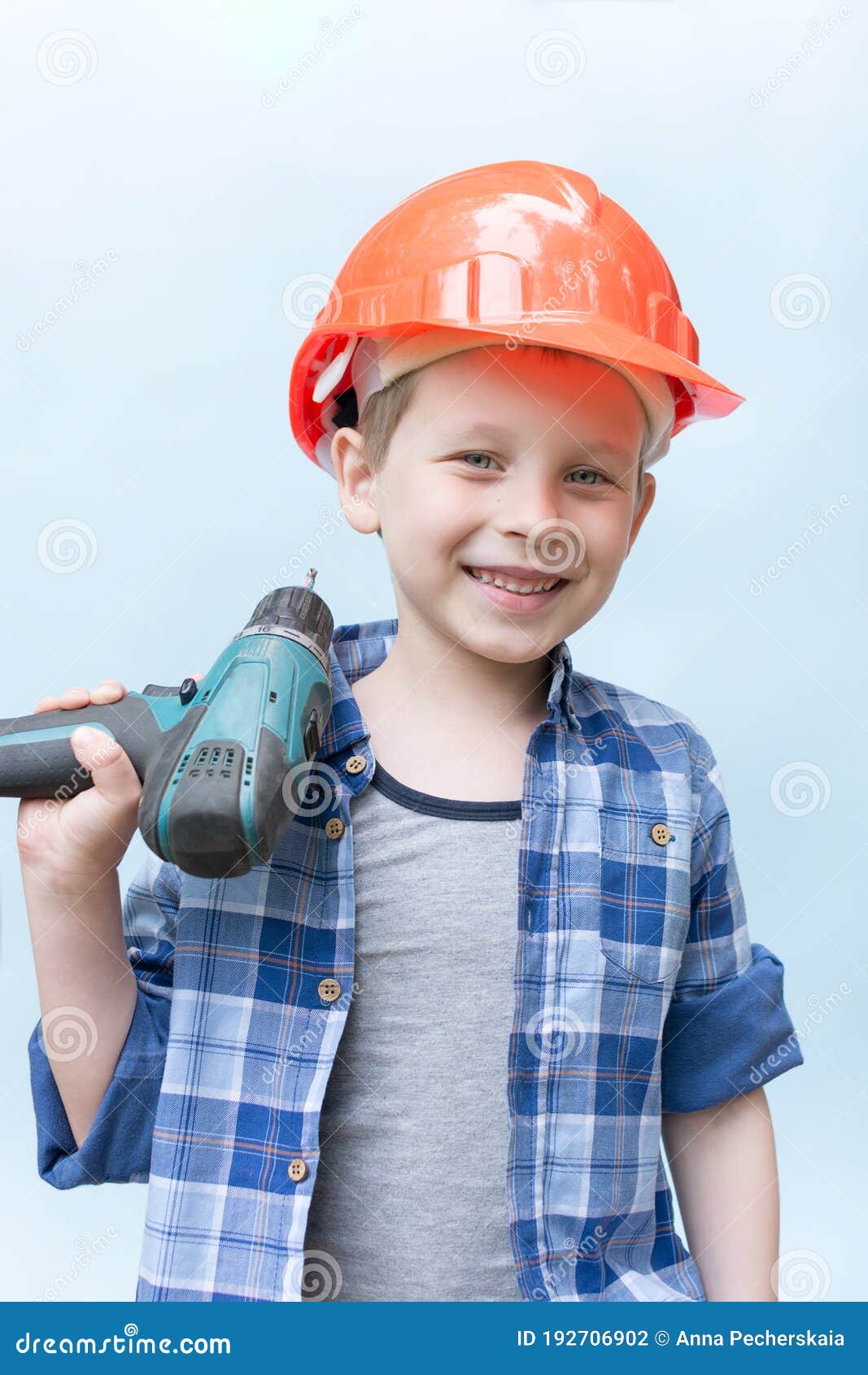 Enfant Avec Un Tournevis. Garçon Enfant À L'aide D'un Tournevis