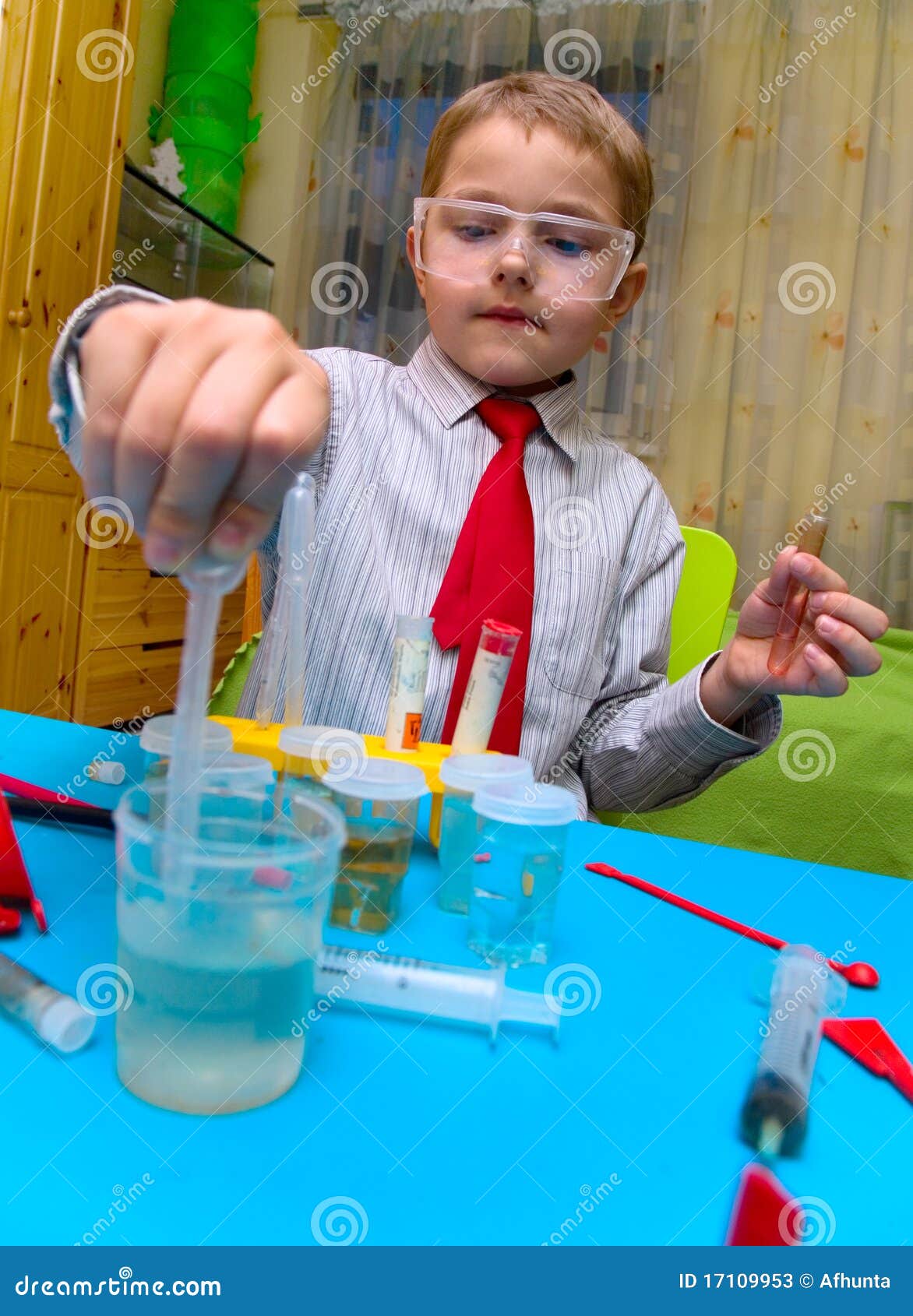 Petit Chimiste Va Tenir Une Expérience Au Cours De Chimie Banque D'Images  et Photos Libres De Droits. Image 14864966