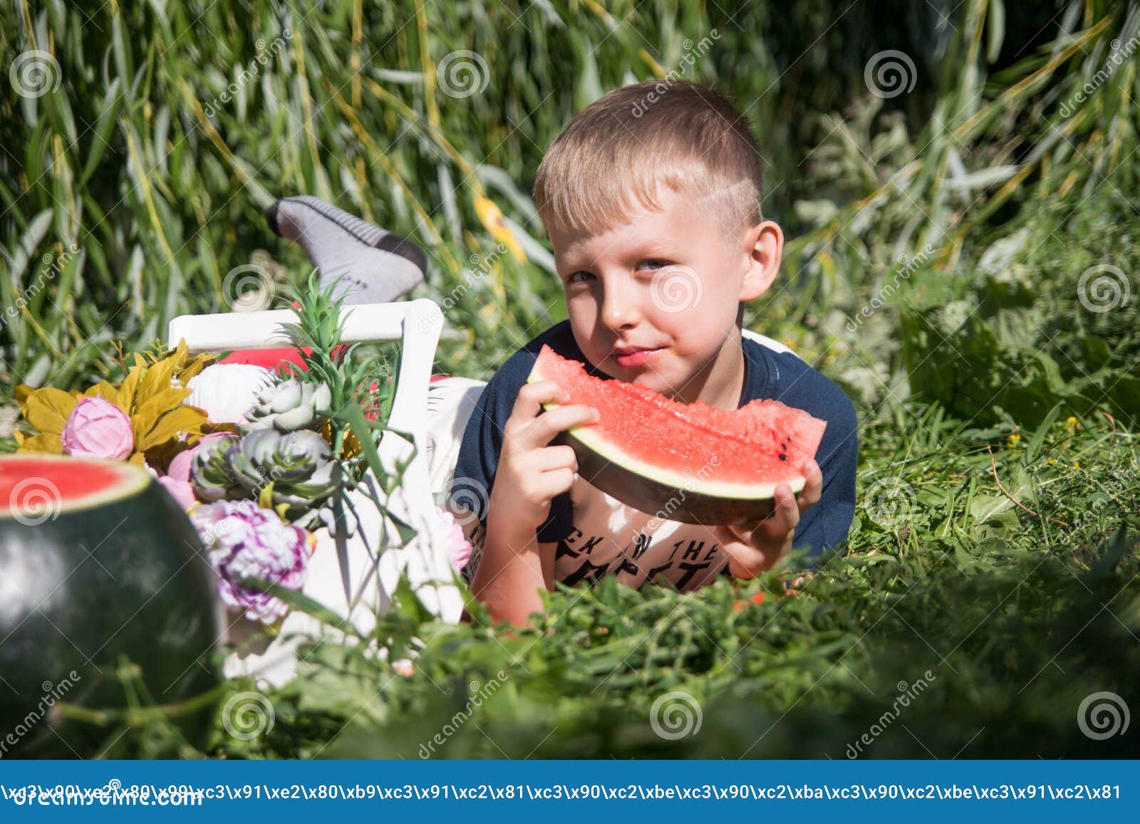 Un Garcon Mange Un Melon D Eau Douce Dans La Nature Photo Stock Image Du Nutrition Jardin Un Garcon Mange Un Melon D Eau Douce Dans La Nature Photo Stock Image Du Nutrition Jardin