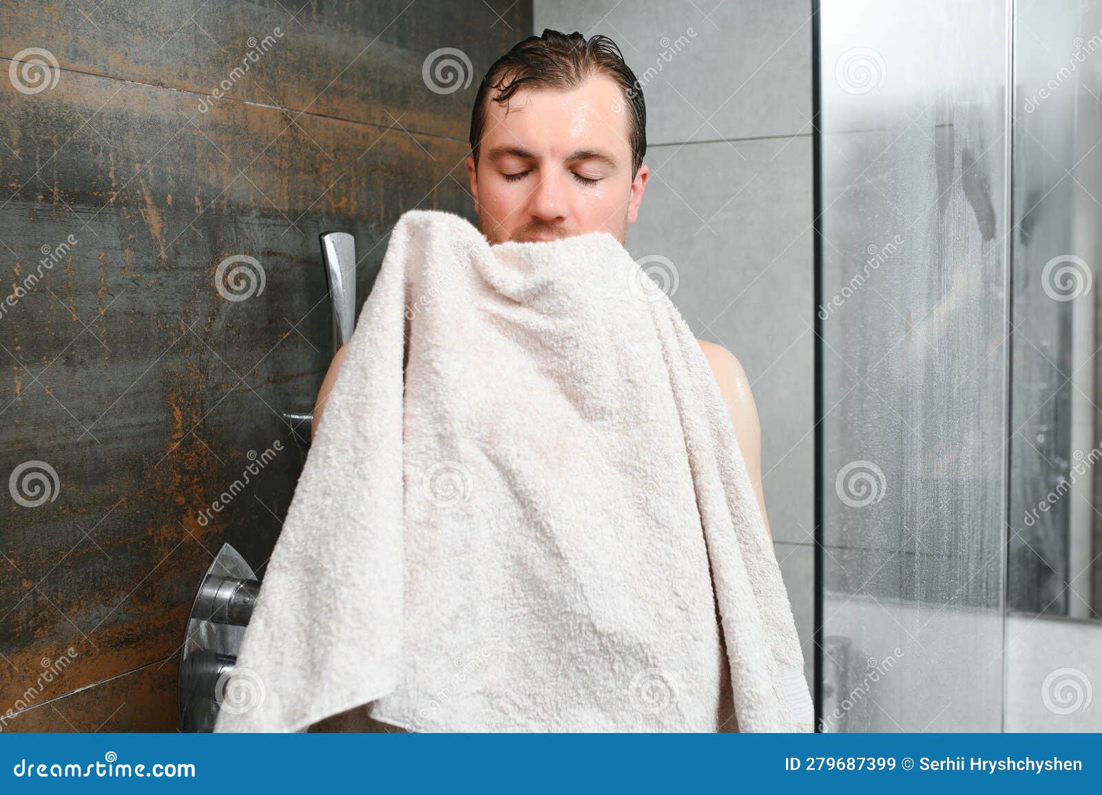 Un Giovane Si Pulisce Con Un Asciugamano Dopo Una Doccia. Immagine Stock -  Immagine di mattina, corpo: 279687399