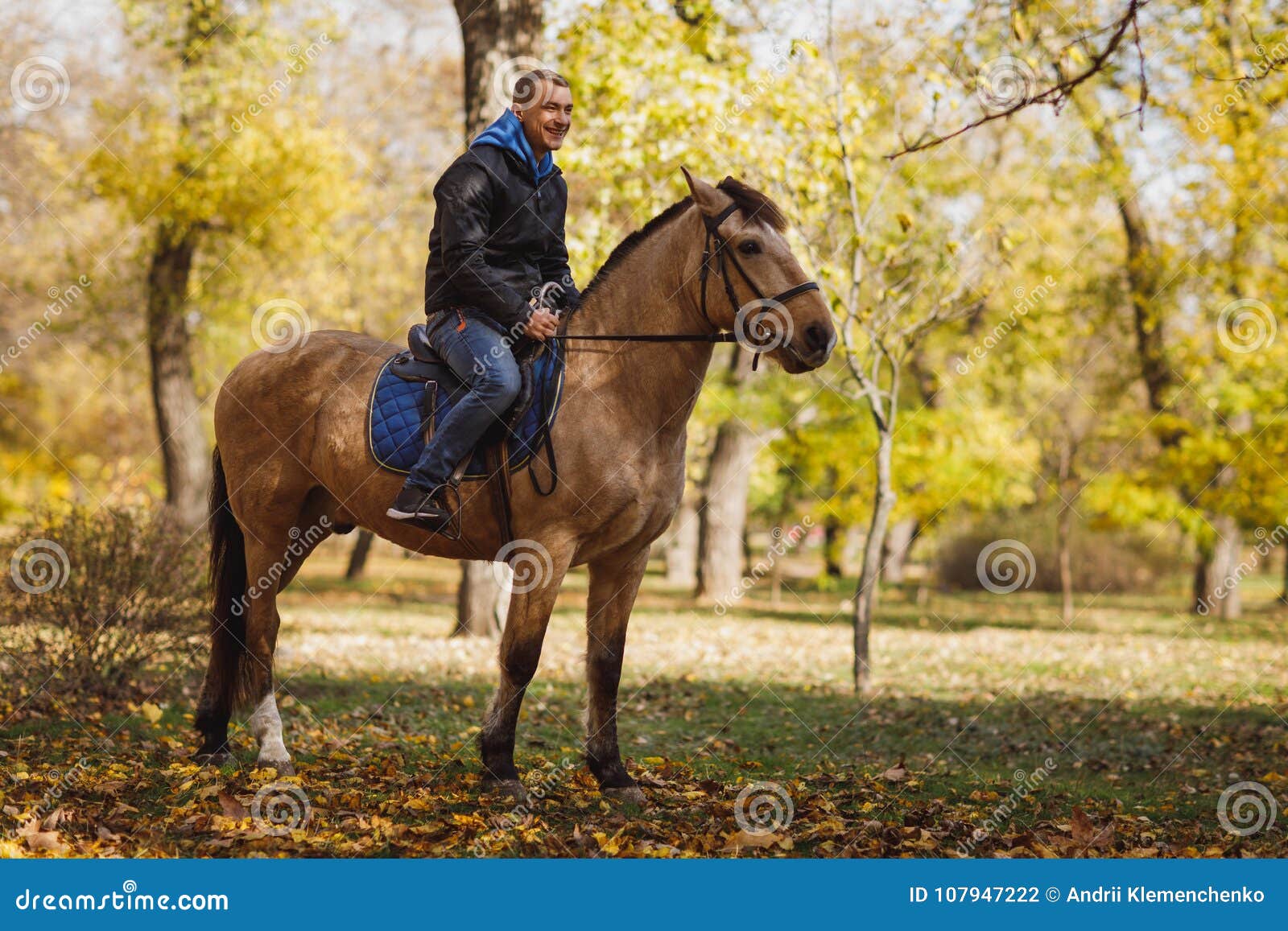 Мужчина лошадь в браке. Мужчина верхом на коне. Мальчик сидит на коне. Красивый мужчина верхом на лошади. Парень качок верхом на лошади.