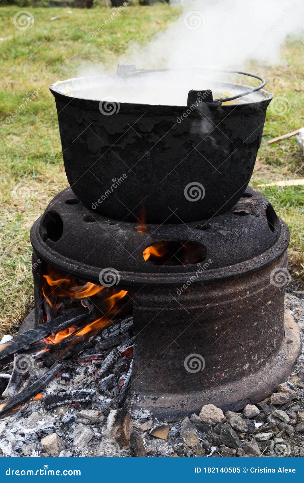 Caldero Muy Grande Cocinando Alimentos Durante La Fogata, Ollas Grandes En  Llamas Preparándose Durante El Festival De Comida. Olla Turística Colgando  Sobre El Fuego En Un Trípode. Cocinar En Una Olla Al Fuego. Concepto De  Camping Fotos