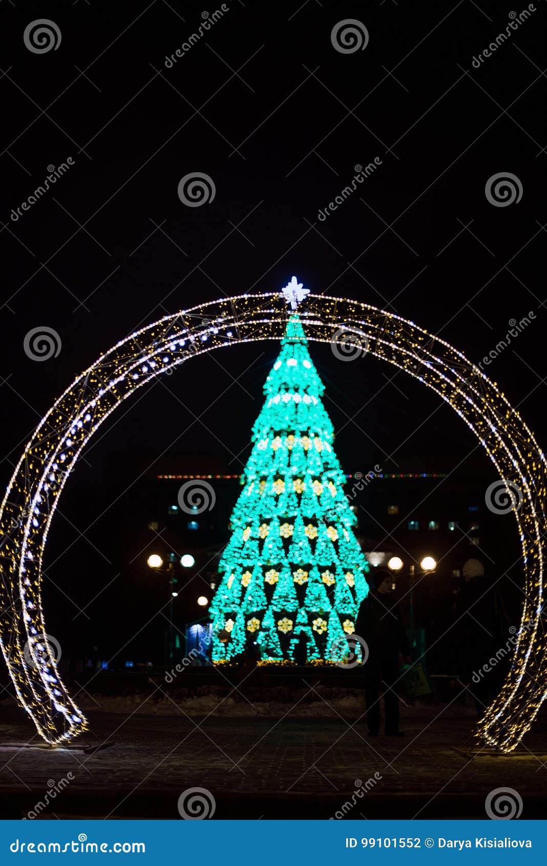 Un Grand Arbre De Noël Avec Les Guirlandes Lumineuses Et L'étoile Brillent  Le Duvet Léger Sur La Rue En Hiver Décoration De La Vi Photographie  éditorial - Image du cadre, vert: 99101552