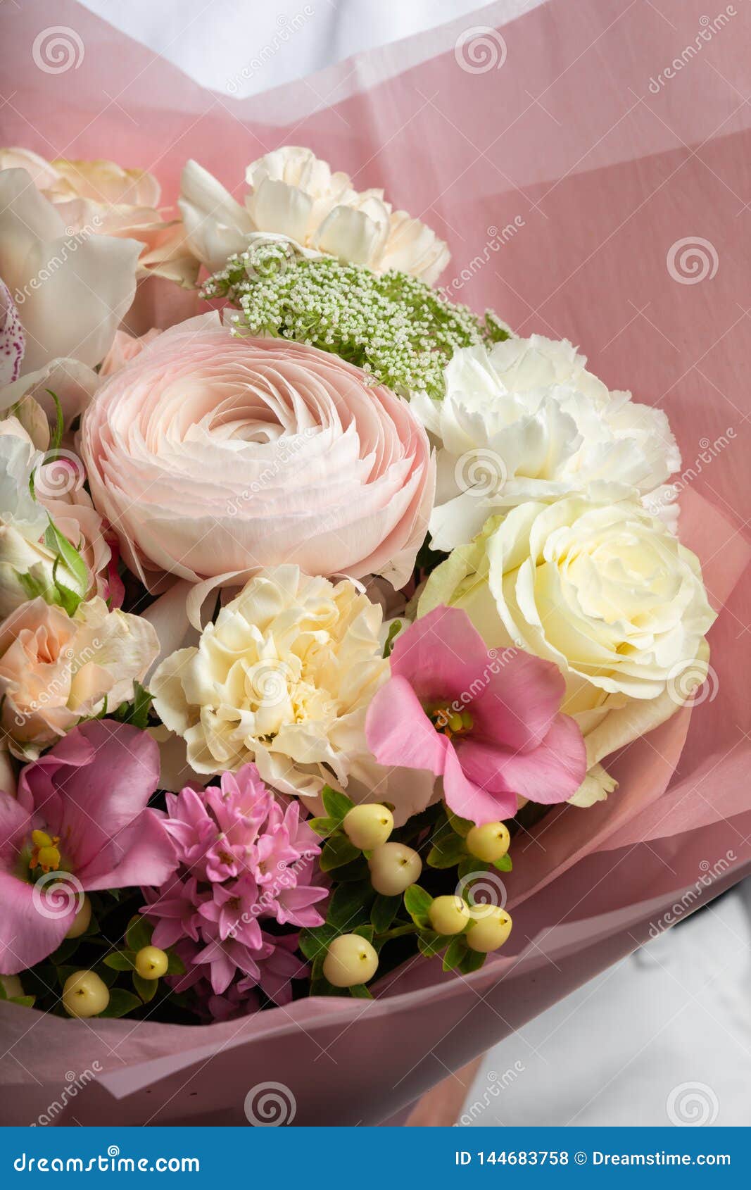 Un Grand Beau Bouquet De Propagation Des Fleurs Dans Les Mains D'une Fille,  Le Travail D'un Fleuriste Photo stock - Image du mariage, fleur: 144683758