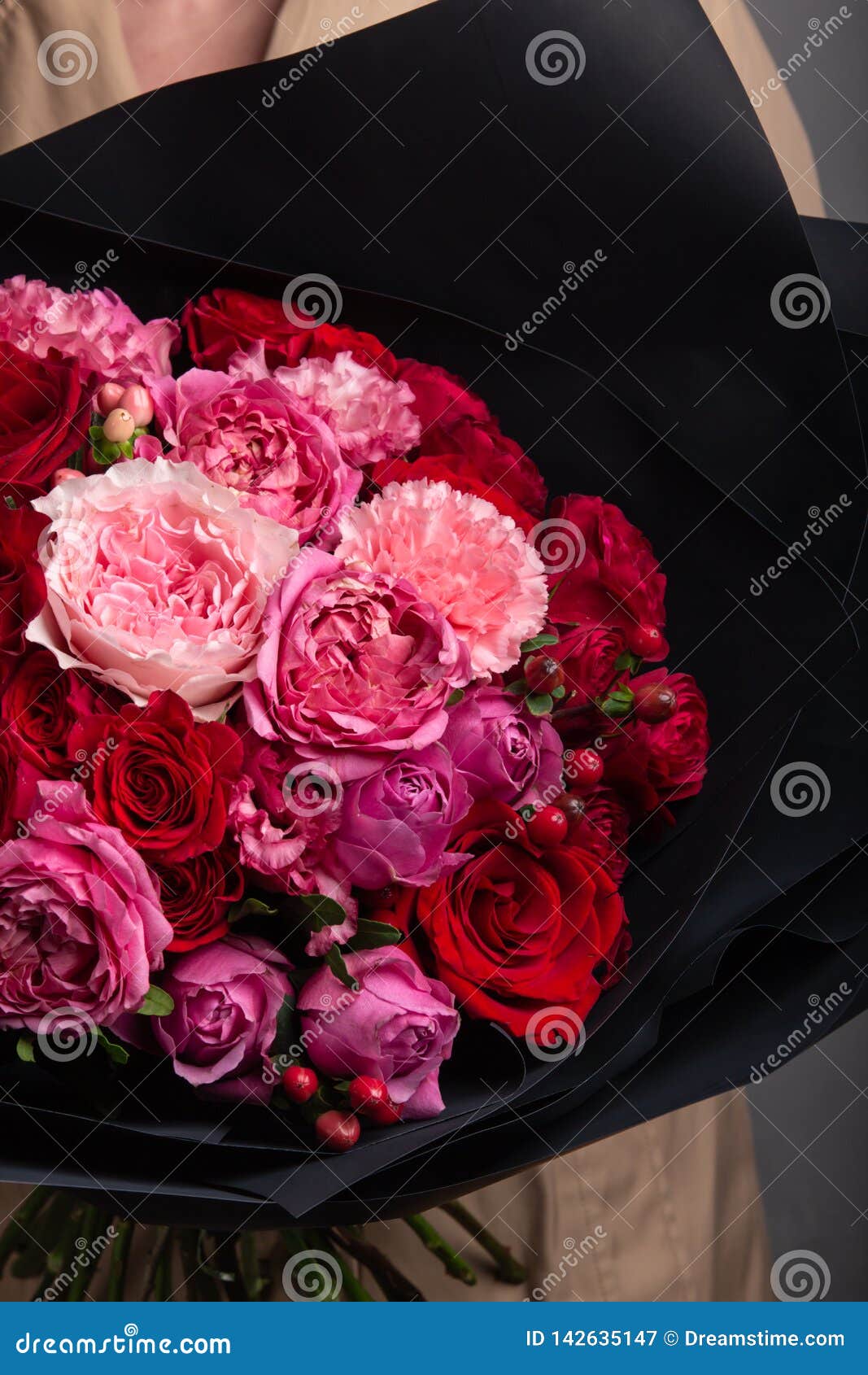 Un Grand Bouquet, Beaucoup De Roses Rouges Et Roses, Un Cadeau Image stock  - Image du amour, rose: 142635147