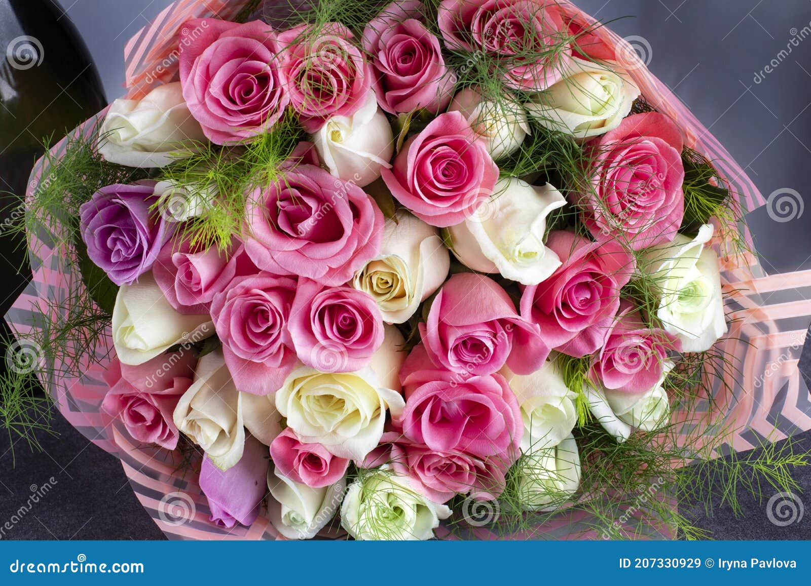 Un Gros Bouquet De Roses Blanches Et Roses Image stock - Image du  décoration, frais: 207330929