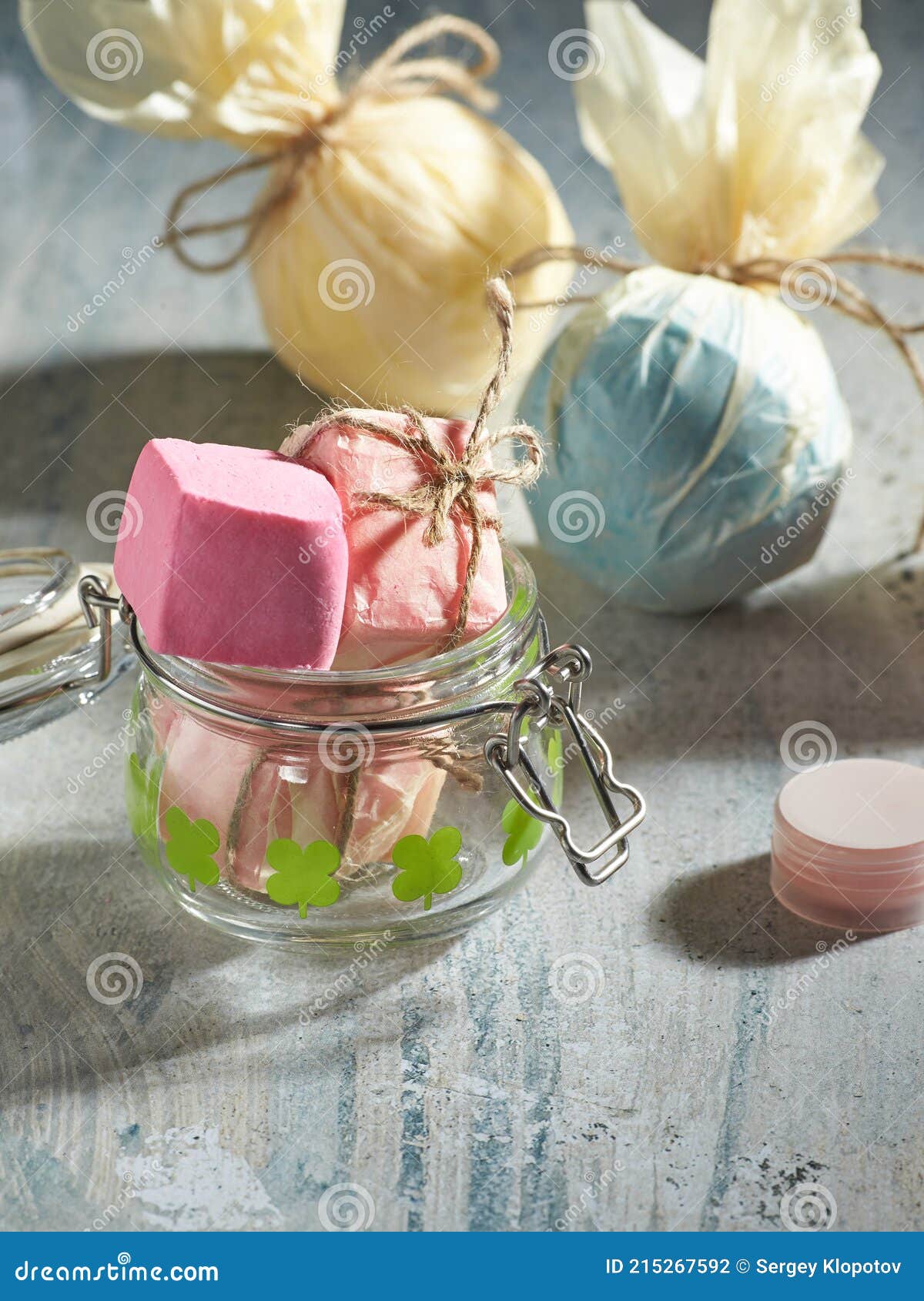 Un Gros Plan De Morceaux De Mousse Solide Dans Un Pot D'aromathérapie En  Verre Pendant Le Bain Photo stock - Image du beauté, lifestyle: 215267592