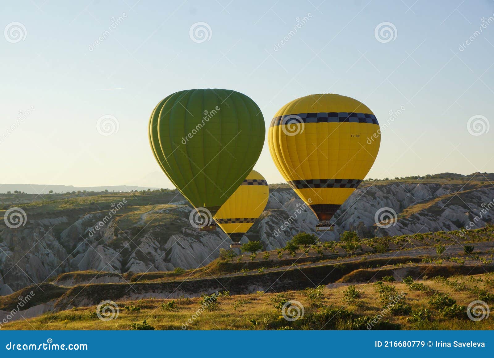 Un Groupe De Ballons Lumineux Volant Au-dessus Des Collines Image