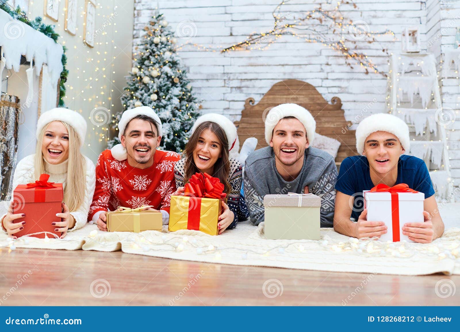 Regali Di Natale Ad Amici.Un Gruppo Di Amici Con I Regali Ad Una Festa Di Natale Fotografia Stock Immagine Di Famiglia Lifestyle 128268212