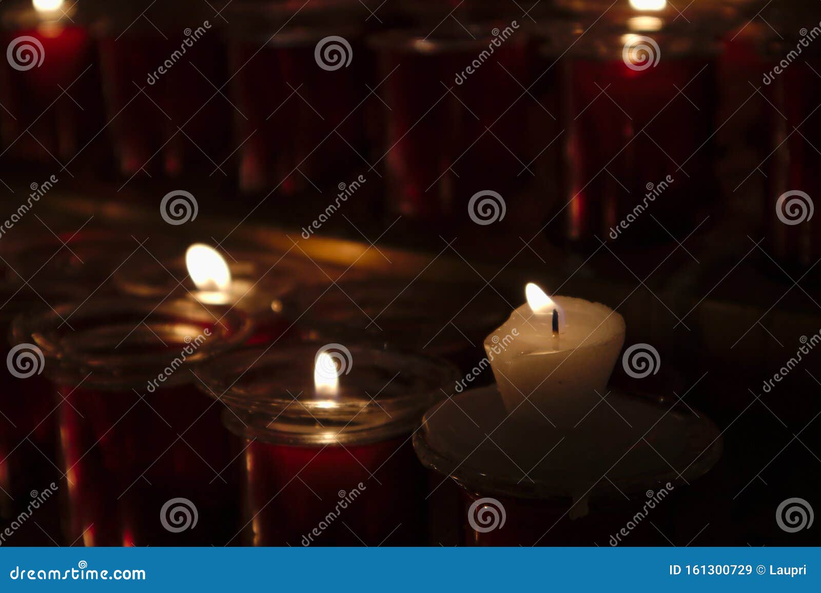 Accendere Candele In Casa Significato Un Gruppo Di Candele in Un Luogo Per Accendere Candele Nella Chiesa