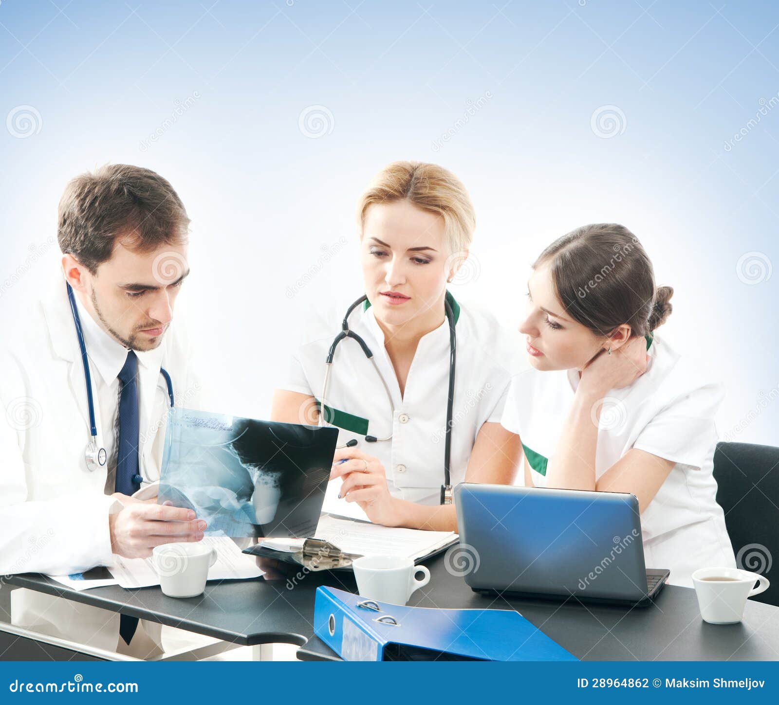 Indagine Medica Effettuata Su Un Gruppo Di Persone Un Gruppo Di Giovani E Medici Astuti Che Lavorano Insieme Fotografia