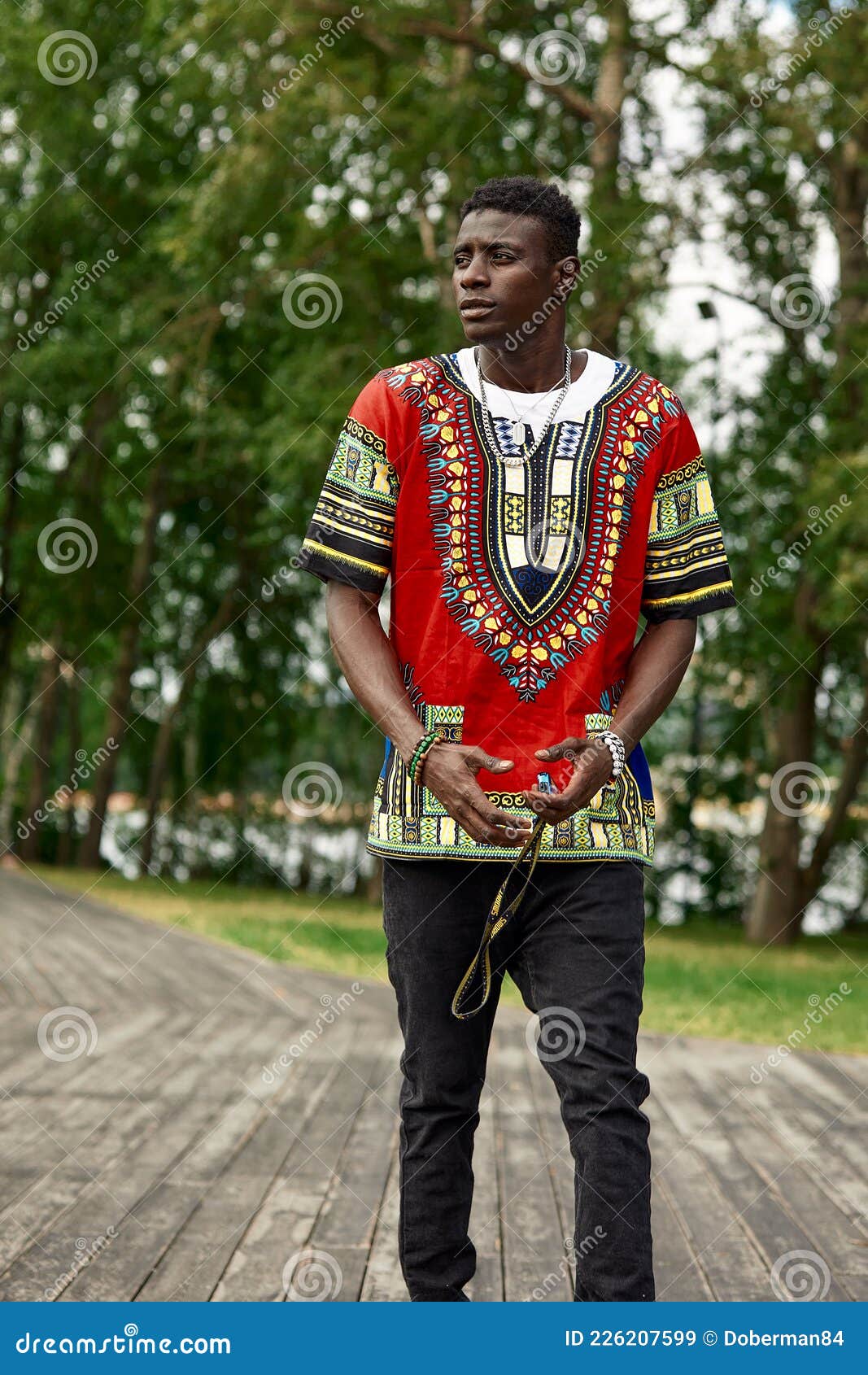 Absolutamente partícula pellizco Un Hombre Africano Vestido Con Traje Nacional Sudafricano, Un Joven Negro  Descansando En Un Parque Con Ropa Nacional. Imagen de archivo - Imagen de  étnico, nigeria: 226207599