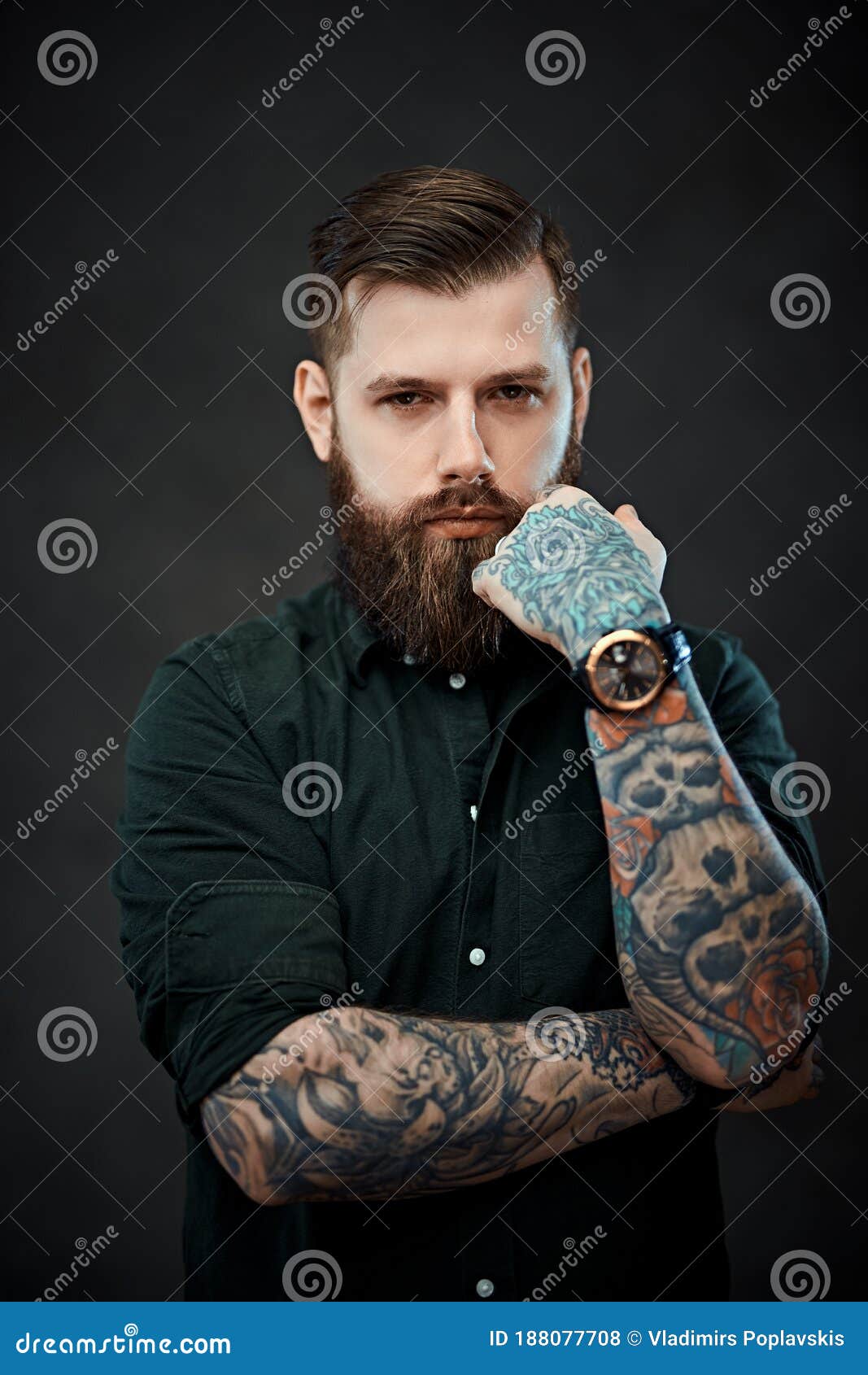 Un Hombre Apuesto Y Barbudo Con Tatuajes En Las Manos Mira La Cámara Con  Una Mirada Atenta Foto de archivo - Imagen de frente, individuo: 188077708