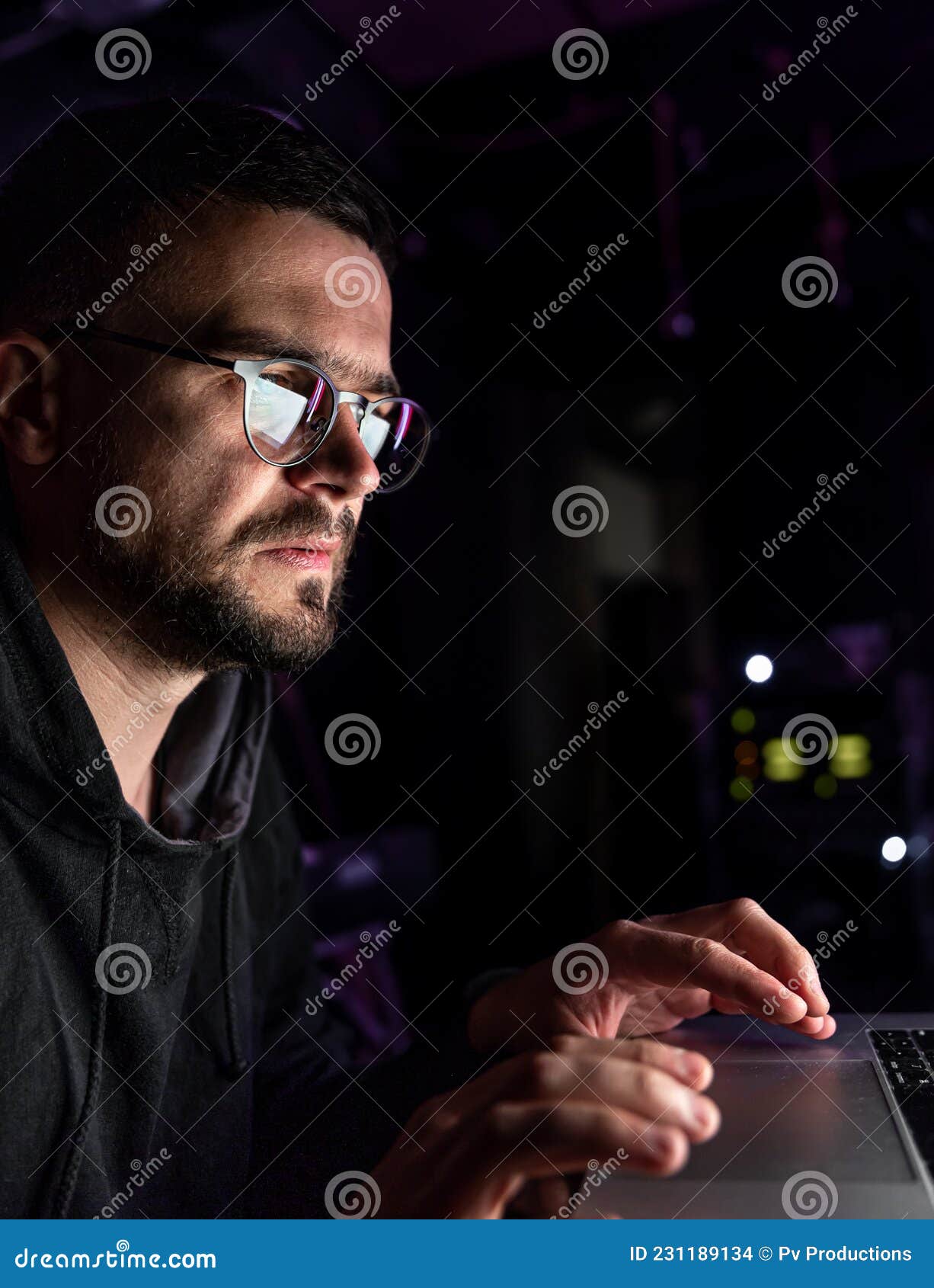 Un Hombre Con Anteojos Trabaja En Un Computador Por La Noche Foto