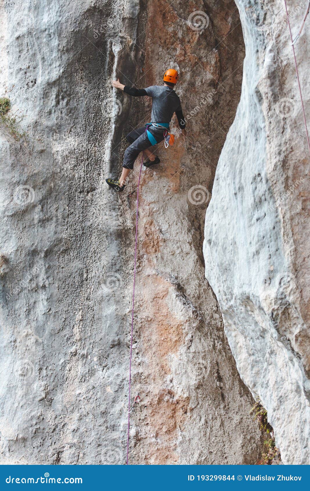Un Hombre Con Casco Trepa La Roca Foto de archivo - Imagen de lifestyle,  pico: 193299844
